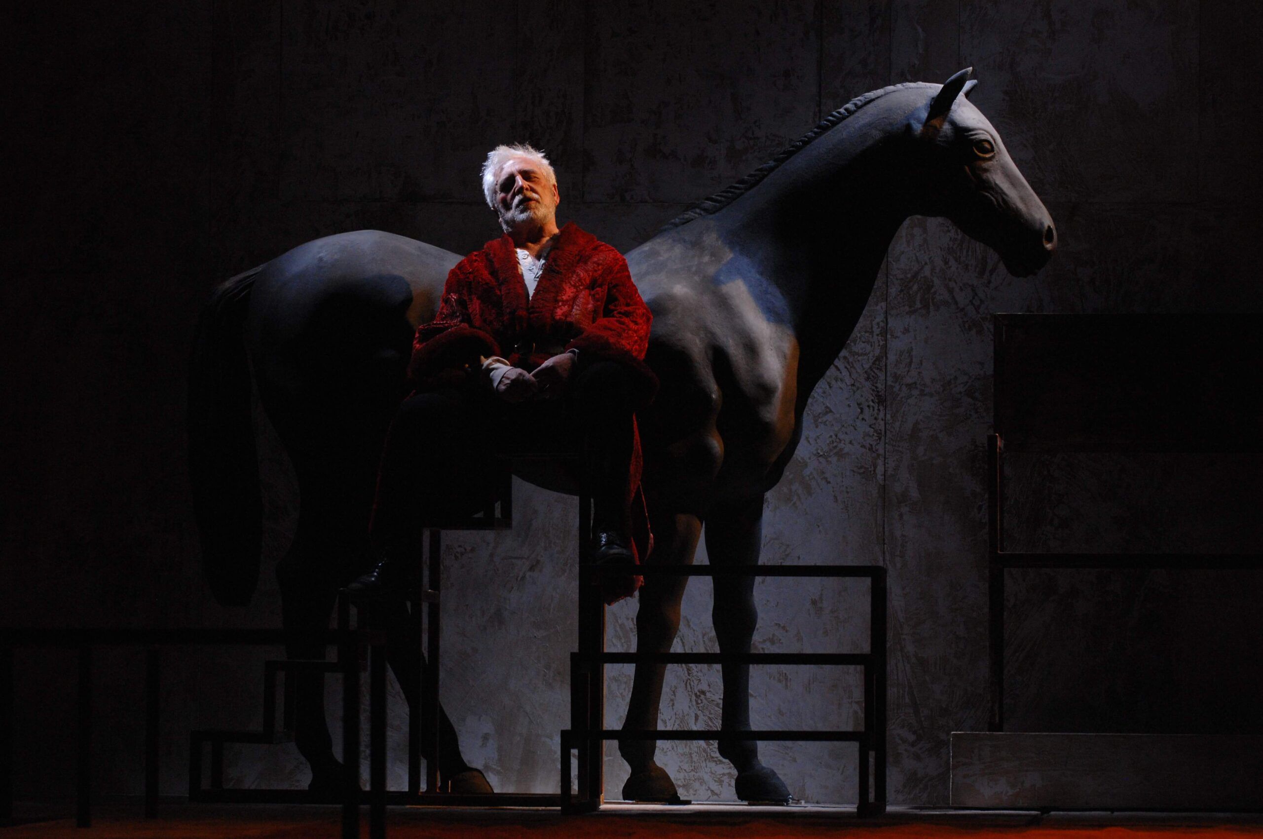 Foto di scena dello spettacolo Enrico IV di Luigi Pirandello, regia di Paolo Valerio