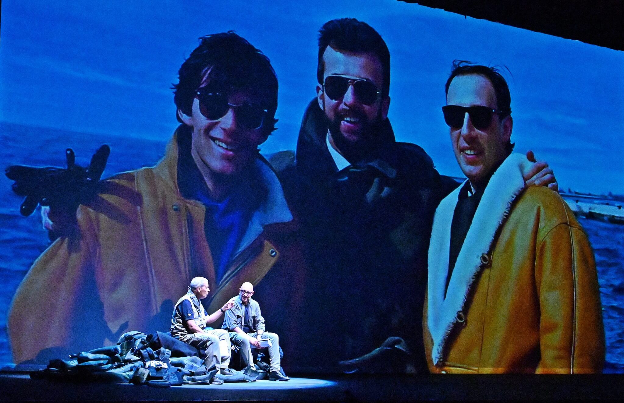 Foto di scena dello spettacolo Gli occhi della guerra, con Biloslavo, Micalessin, Francesco Migliaccio, regia di Paolo Valerio