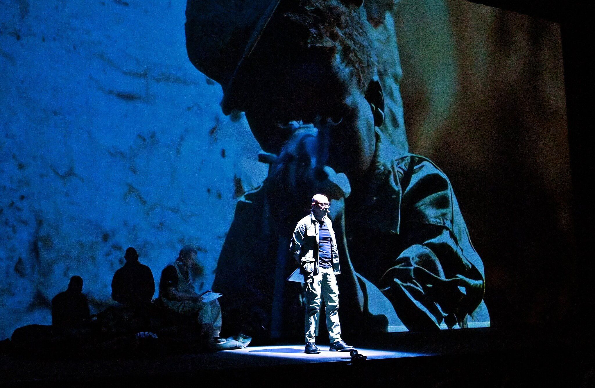 Foto di scena dello spettacolo Gli occhi della guerra, con Biloslavo, Micalessin, Francesco Migliaccio, regia di Paolo Valerio