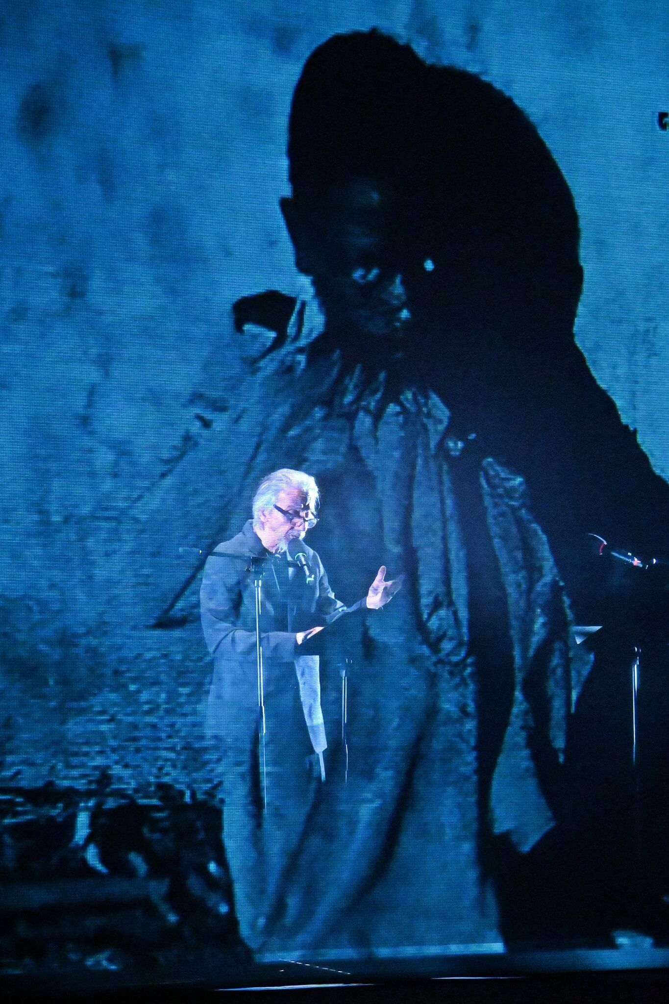 Foto di scena dello spettacolo Gli occhi della guerra, con Biloslavo, Micalessin, Francesco Migliaccio, regia di Paolo Valerio