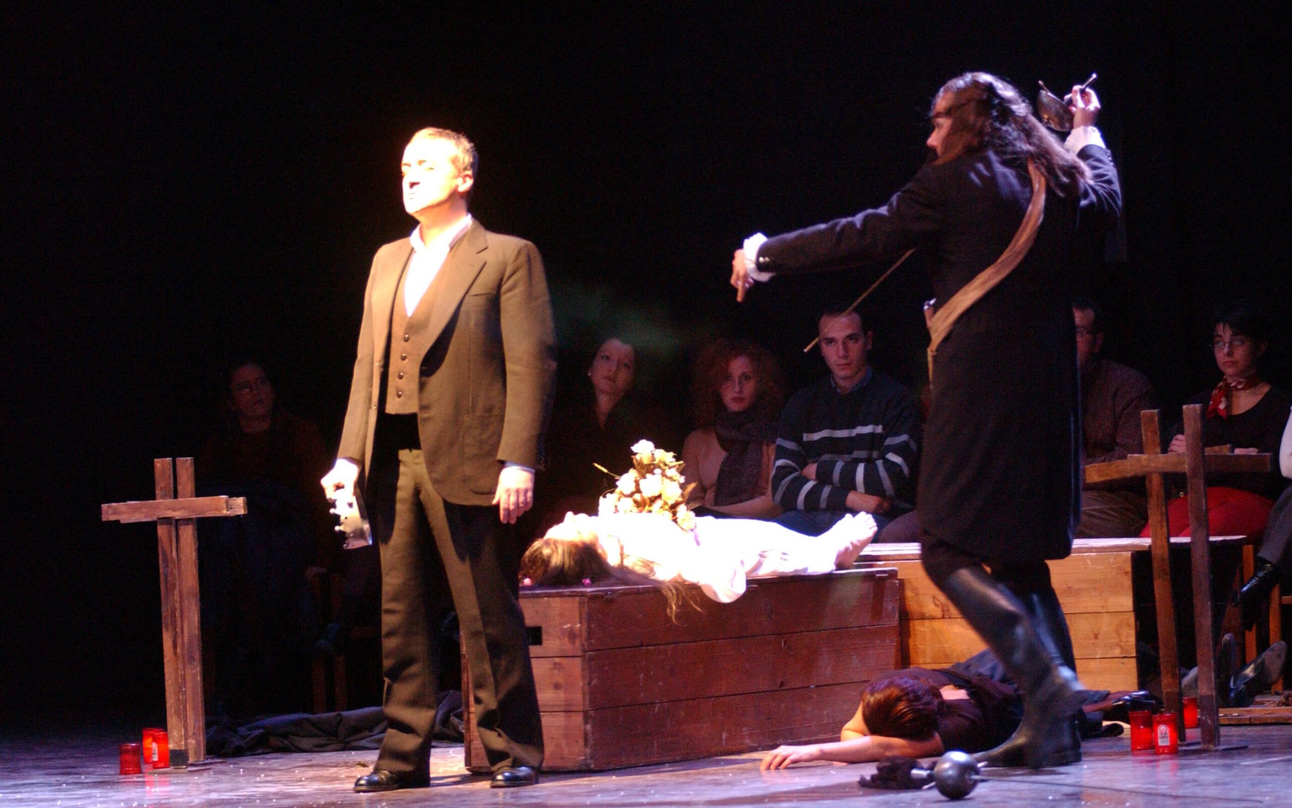 Foto di scena dello spettacolo Amleto da William Shakespeare, regia di Paolo Valerio