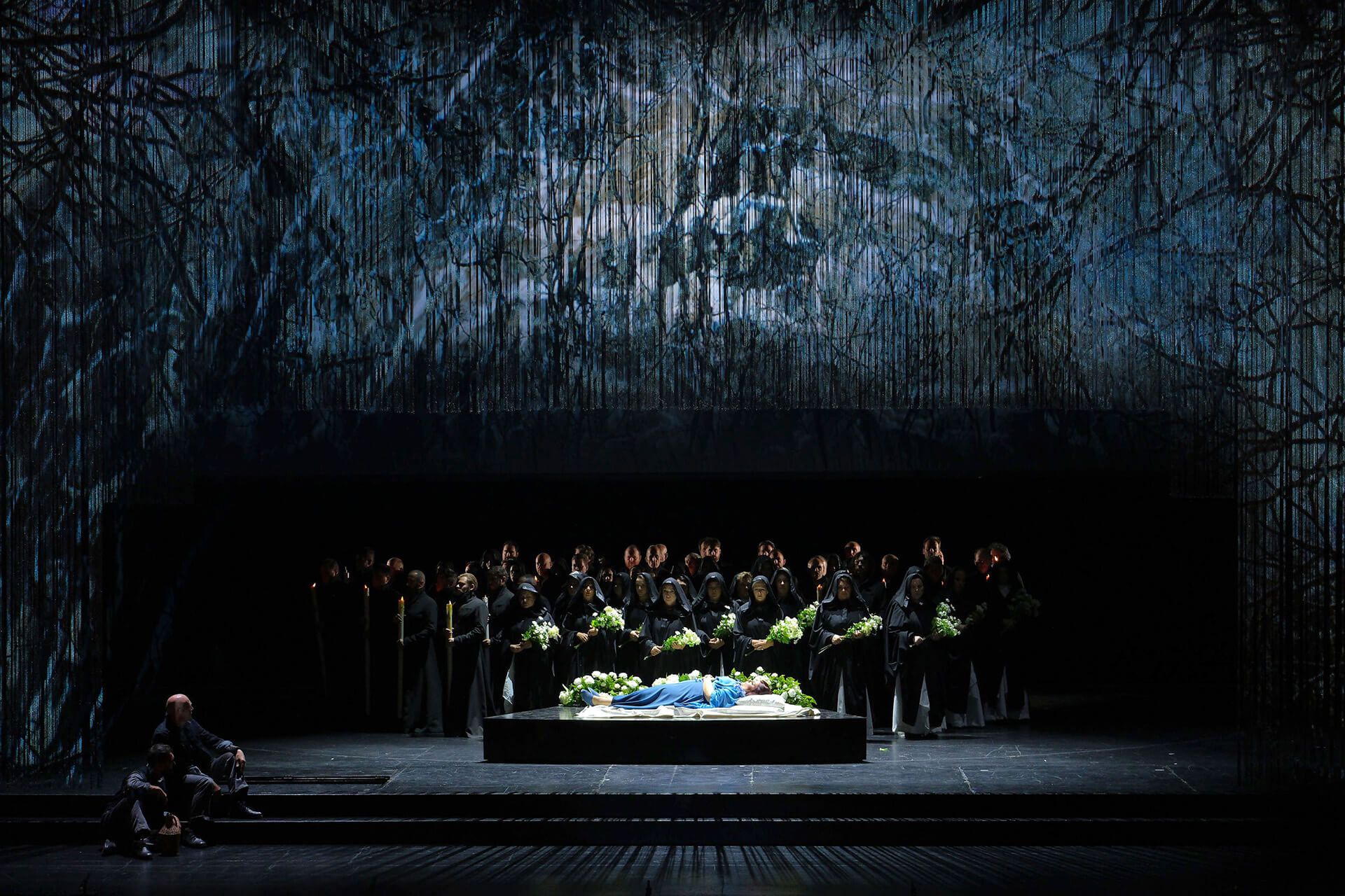 Foto di scena dell'opera Amleto diretto da Paolo Valerio