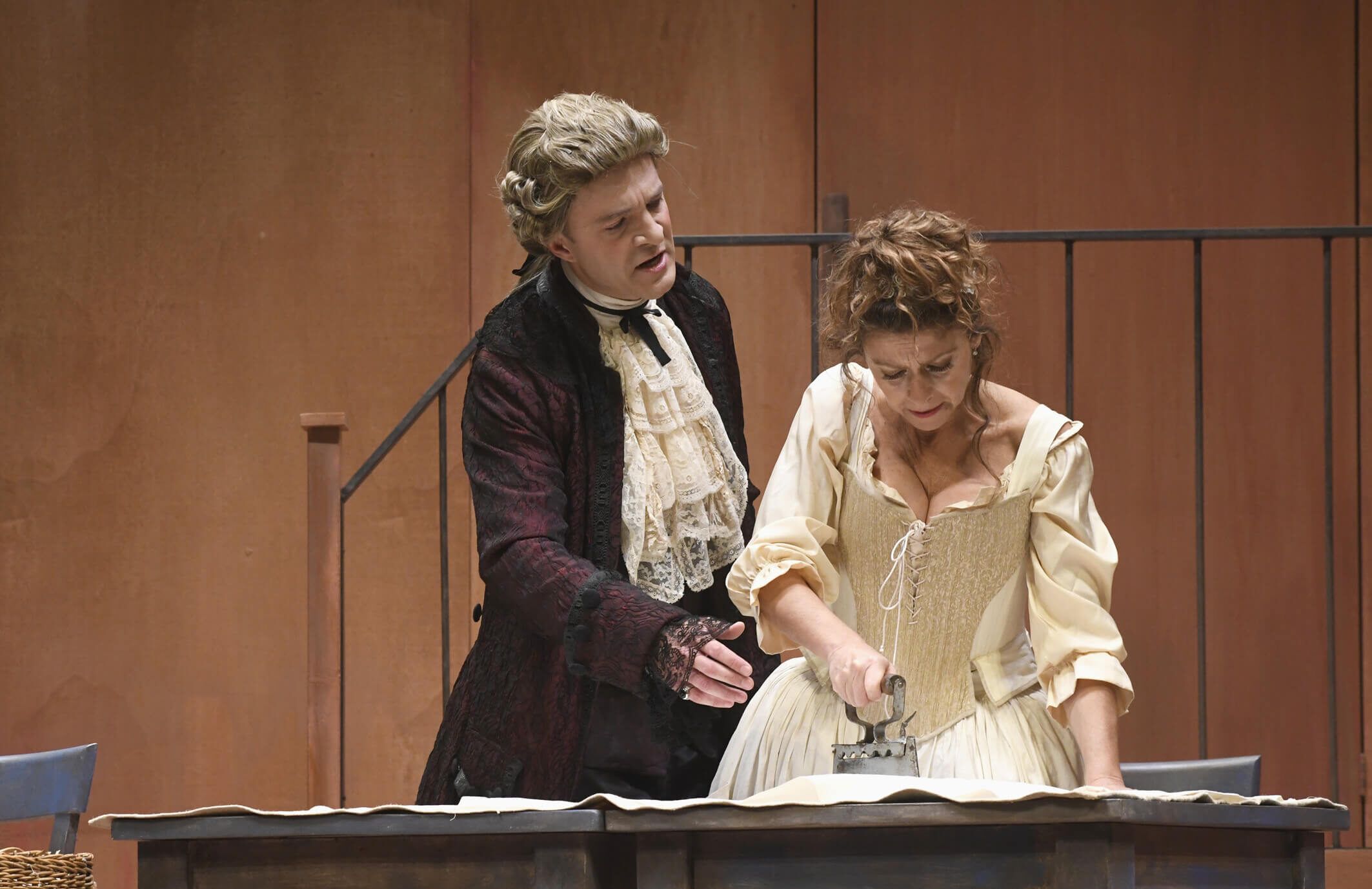 Foto di scena dello spettacolo La Locandiera di Carlo Goldoni, regia di Paolo Valerio