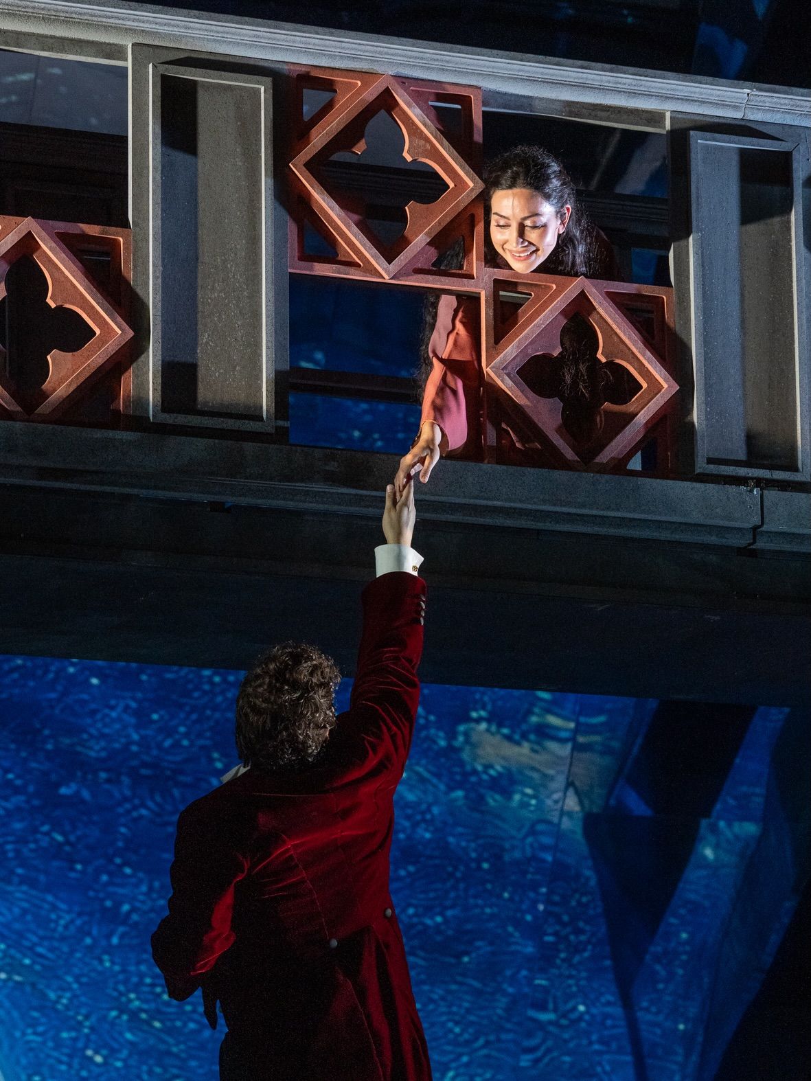 Foto di scena dello spettacolo di opera lirica Roméo et Juliet, regia di Paolo Valerio