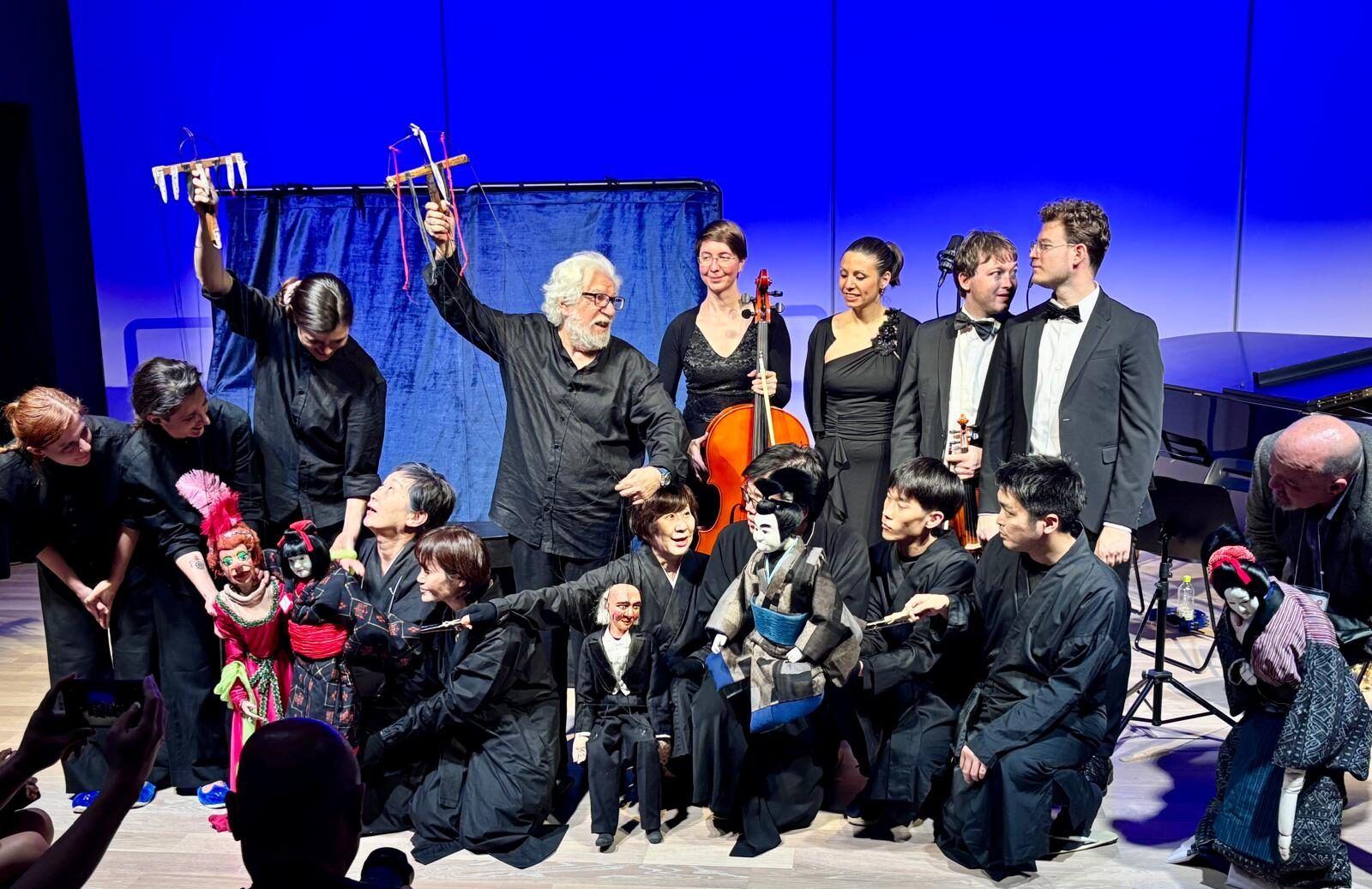 Foto di scena dello spettacolo I Piccoli di Podrecca a Osaka, Expo 2025, regia di Paolo Valerio