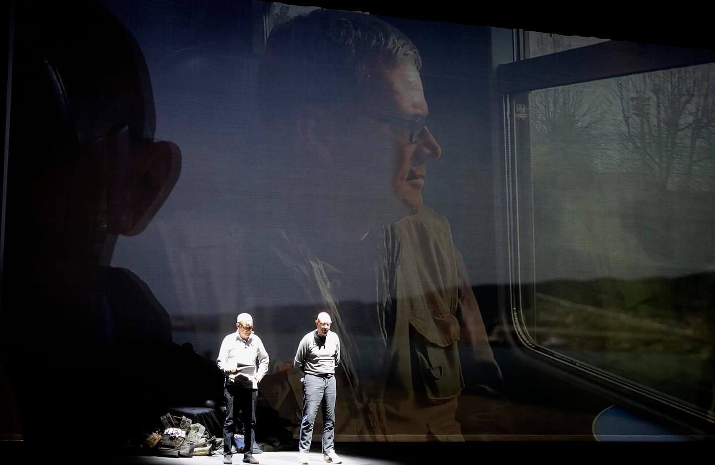 Foto di scena dello spettacolo Gli occhi della guerra, con Biloslavo, Micalessin, Francesco Migliaccio, regia di Paolo Valerio