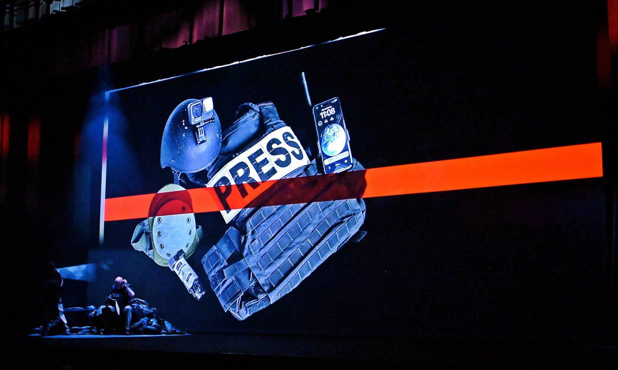 Foto di scena dello spettacolo Gli occhi della guerra, con Biloslavo, Micalessin, Francesco Migliaccio, regia di Paolo Valerio