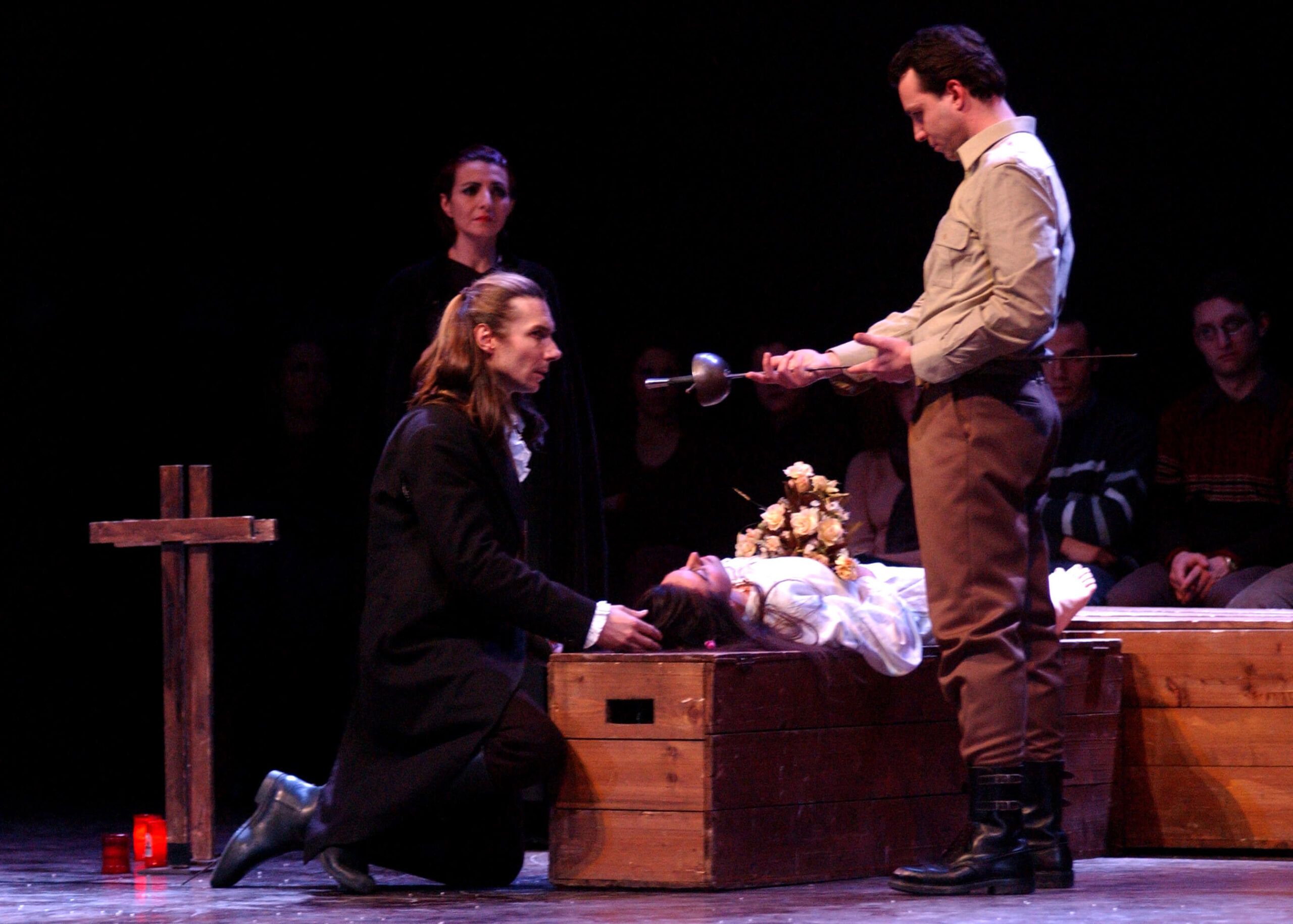 Foto di scena dello spettacolo Amleto da William Shakespeare, regia di Paolo Valerio