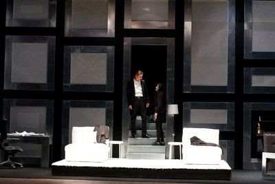 Foto di scena dello spettacolo Piccoli crimini coniugali, con Elena Giusti e Paolo Valerio