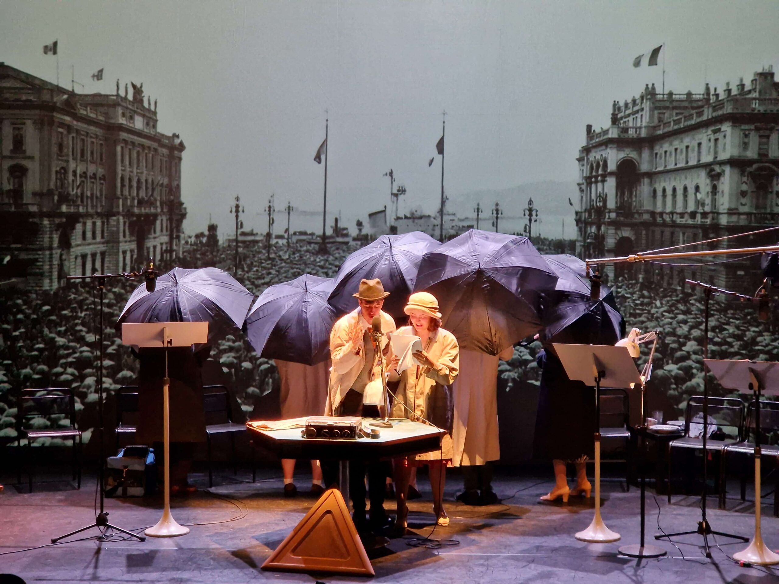 Foto di scena dello spettacolo Un mare di ombrelli, regia di Paolo Valerio