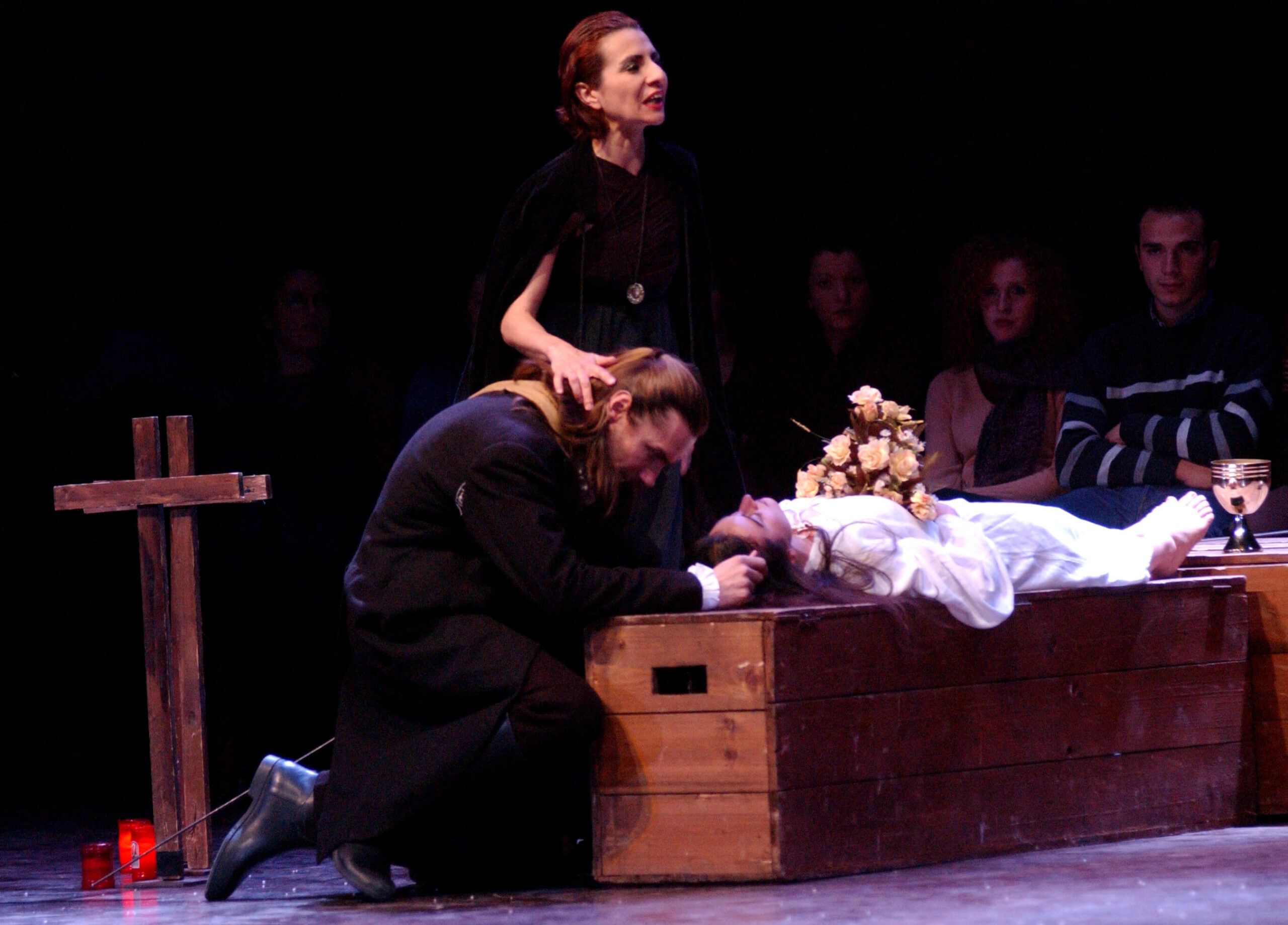 Foto di scena dello spettacolo Amleto da William Shakespeare, regia di Paolo Valerio