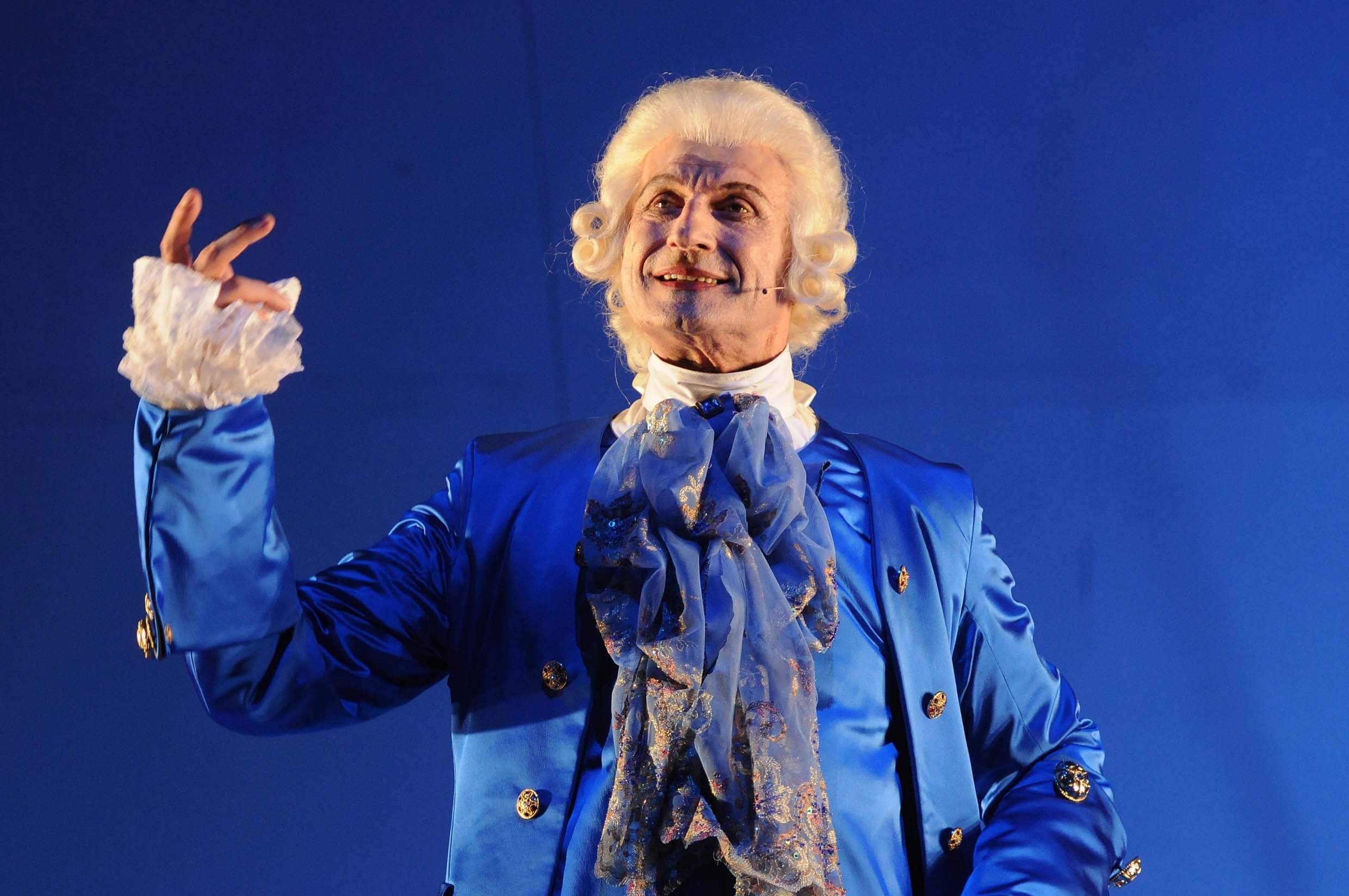 Foto di scena dello spettacolo Il bugiardo di Carlo Goldoni, regia di Paolo Valerio