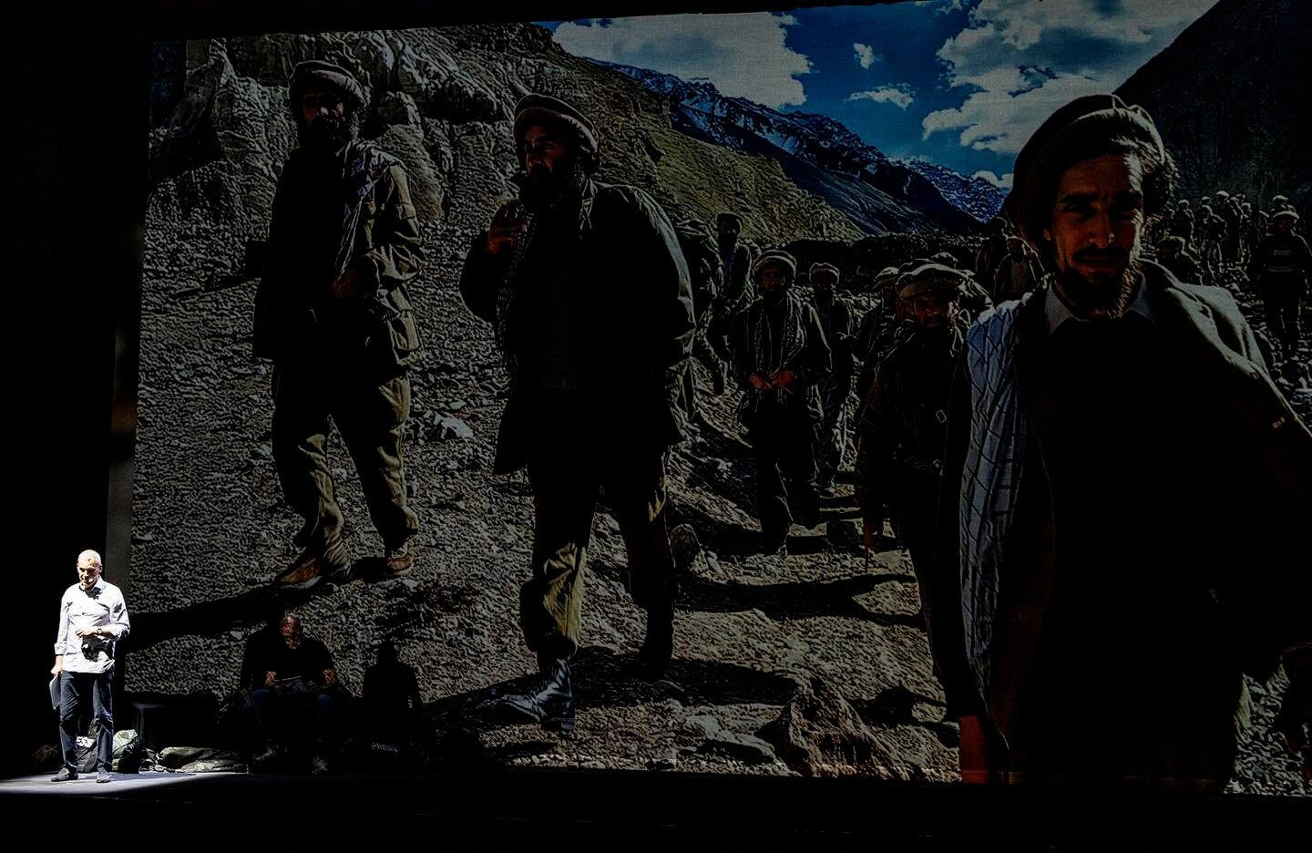 Foto di scena dello spettacolo Gli occhi della guerra, con Biloslavo, Micalessin, Francesco Migliaccio, regia di Paolo Valerio