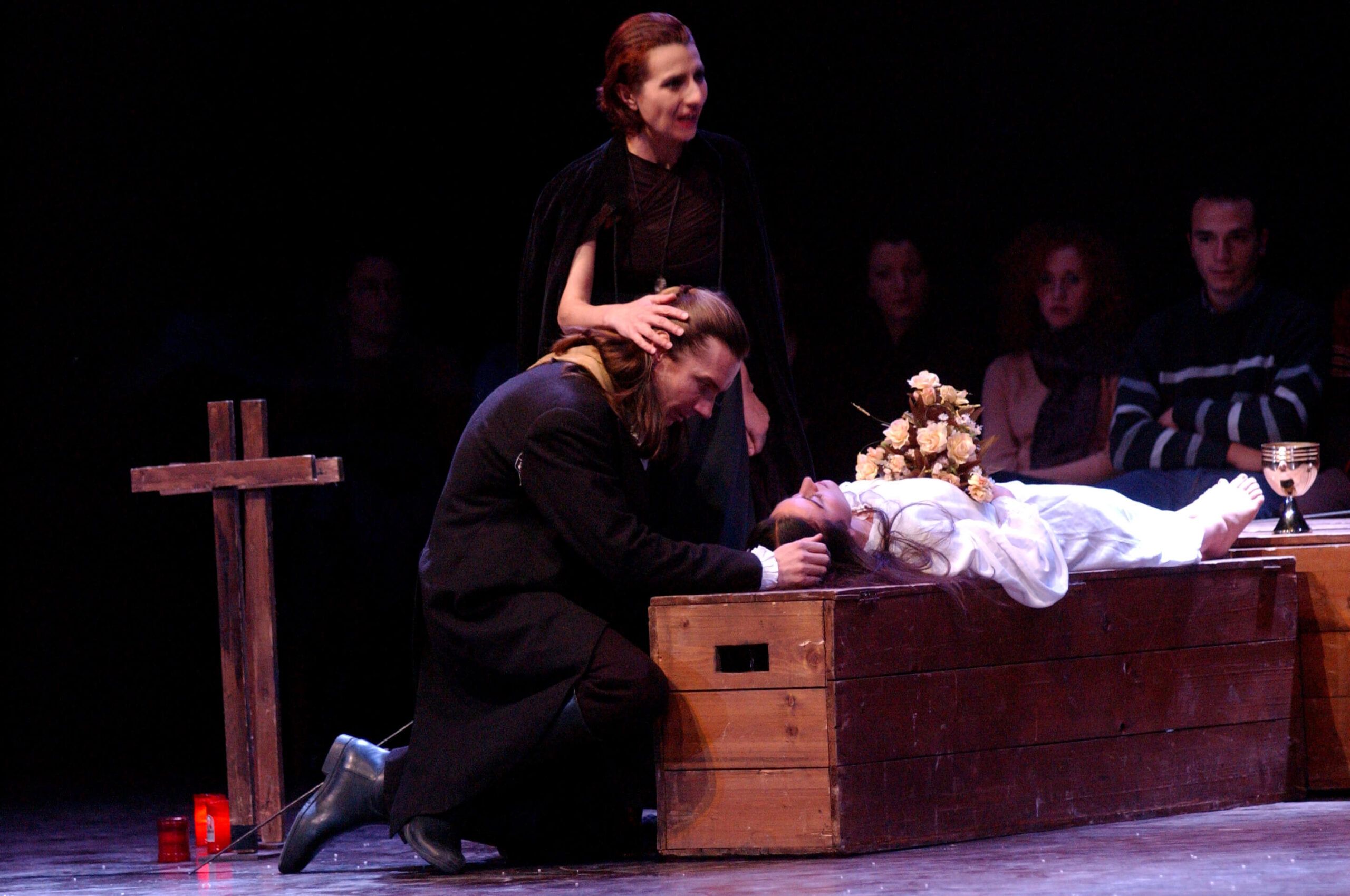 Foto di scena dello spettacolo Amleto da William Shakespeare, regia di Paolo Valerio