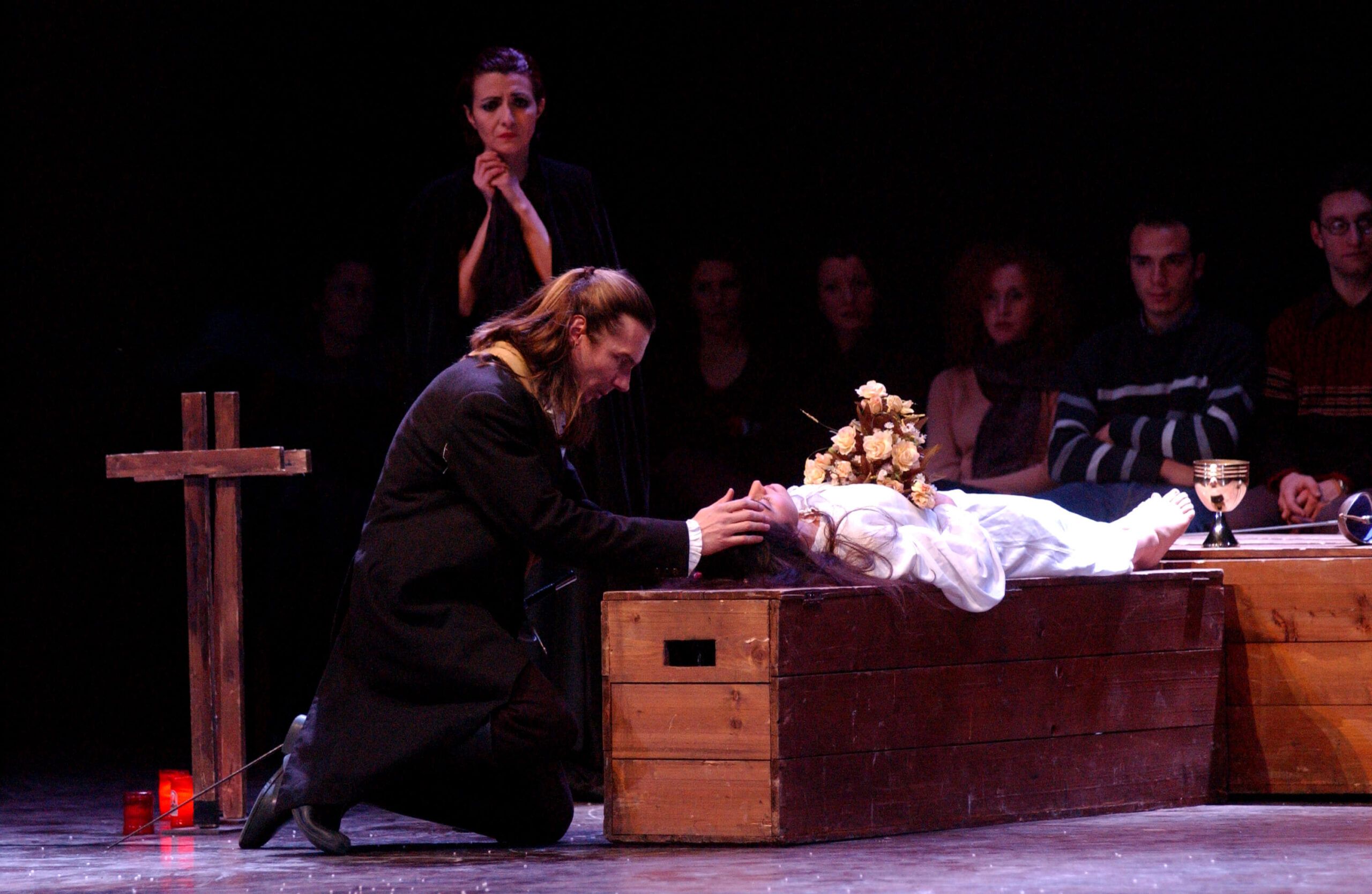 Foto di scena dello spettacolo Amleto da William Shakespeare, regia di Paolo Valerio