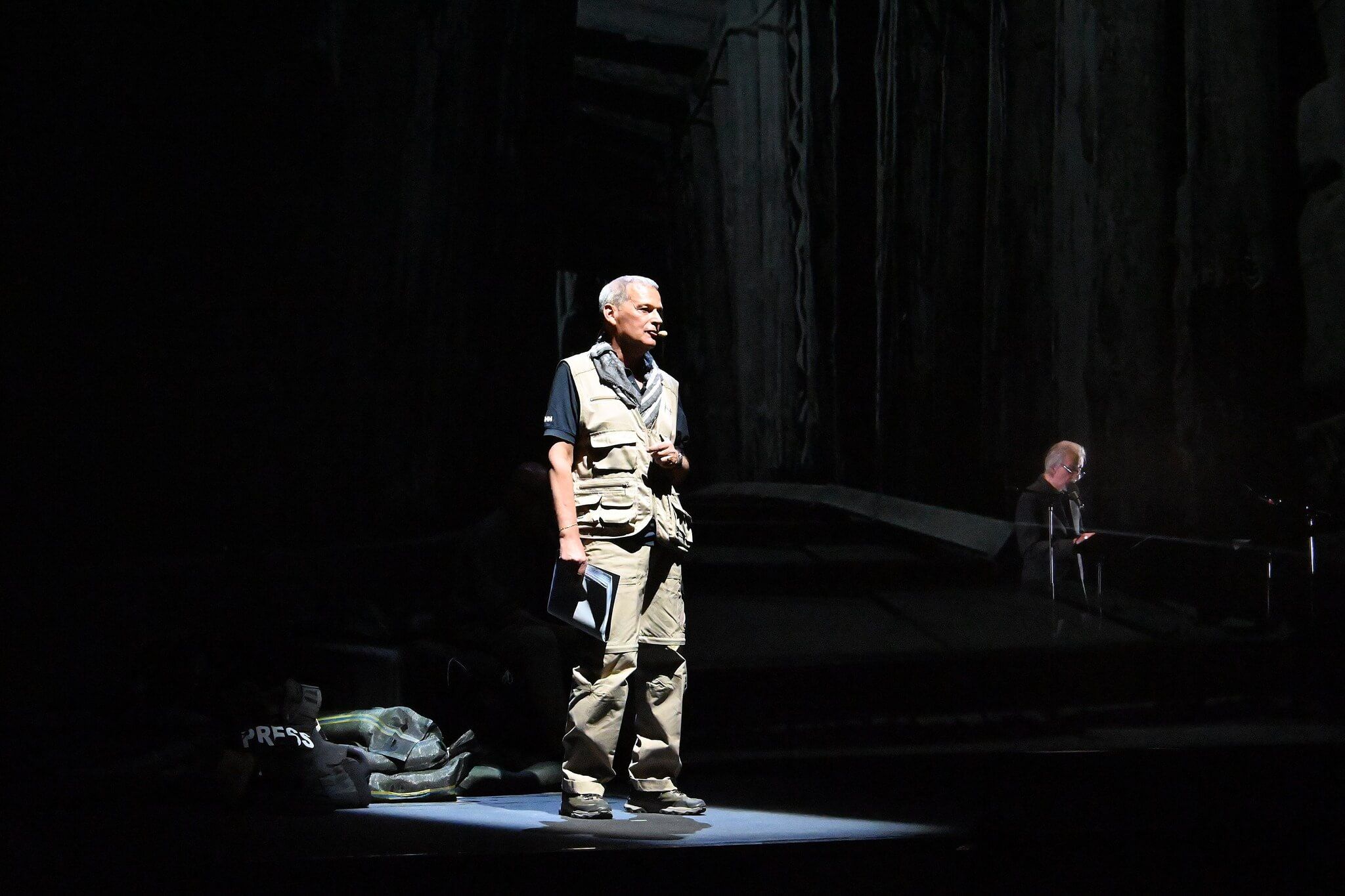 Foto di scena dello spettacolo Gli occhi della guerra, con Biloslavo, Micalessin, Francesco Migliaccio, regia di Paolo Valerio