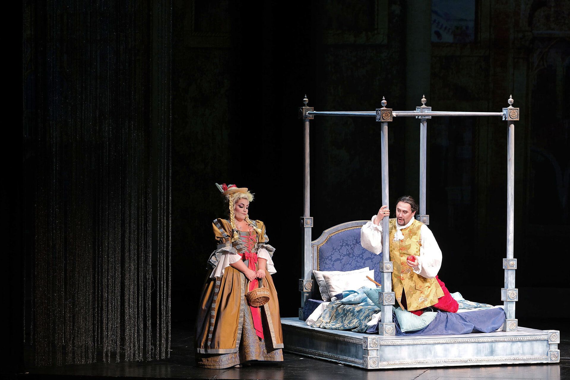 Foto di scena dell'opera Falstaff diretta da Paolo Valerio