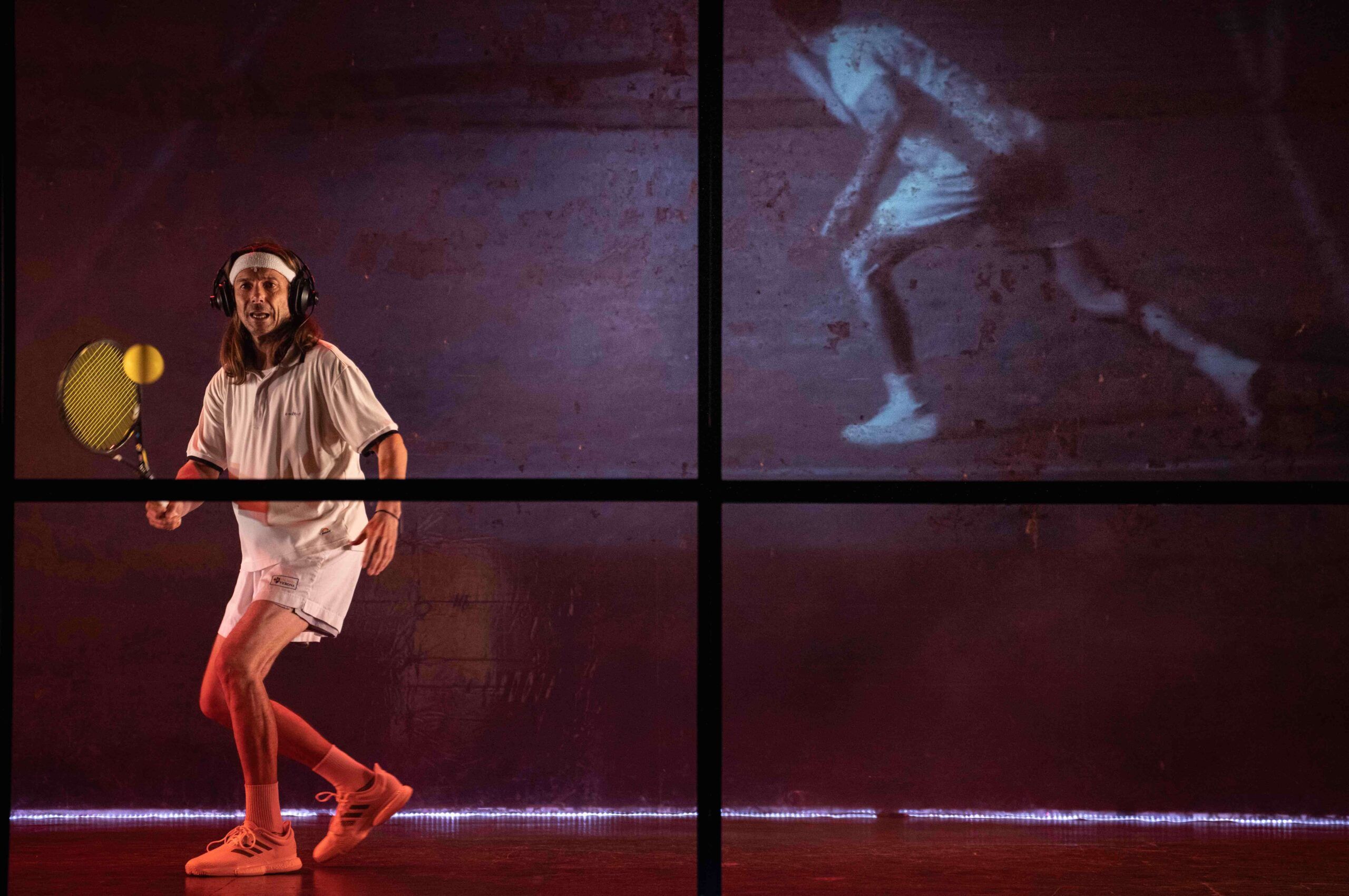 Foto di scena dello spettacolo Il Muro Trasparente, Delirio di un tennista sentimentale, con Paolo Valerio, Regia di Paolo Valerio