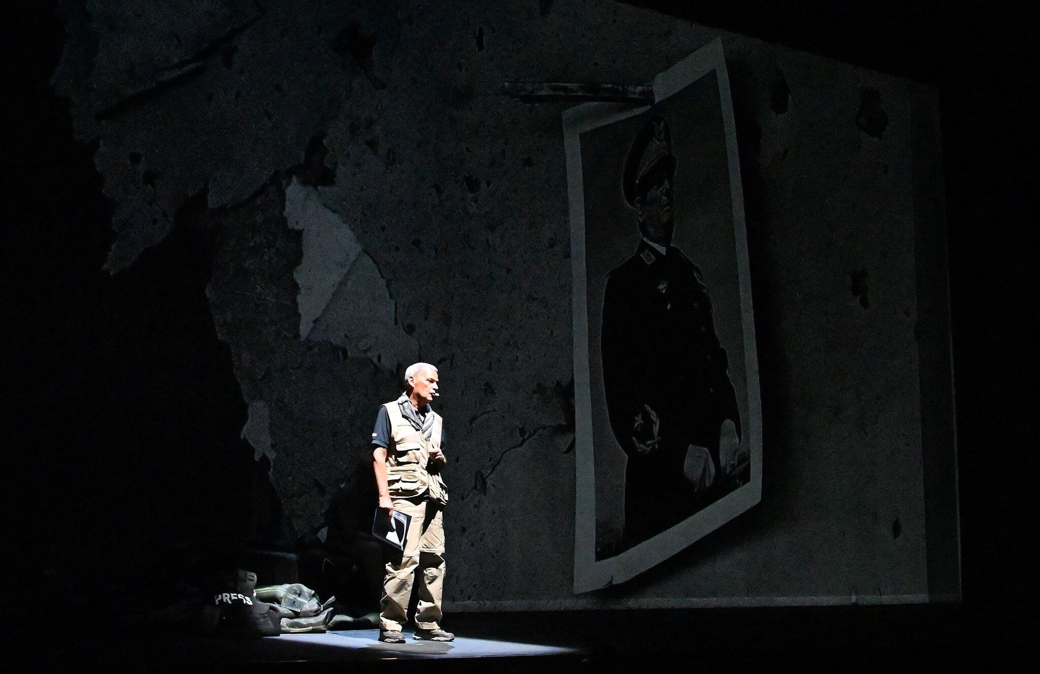 Foto di scena dello spettacolo Gli occhi della guerra, con Biloslavo, Micalessin, Francesco Migliaccio, regia di Paolo Valerio