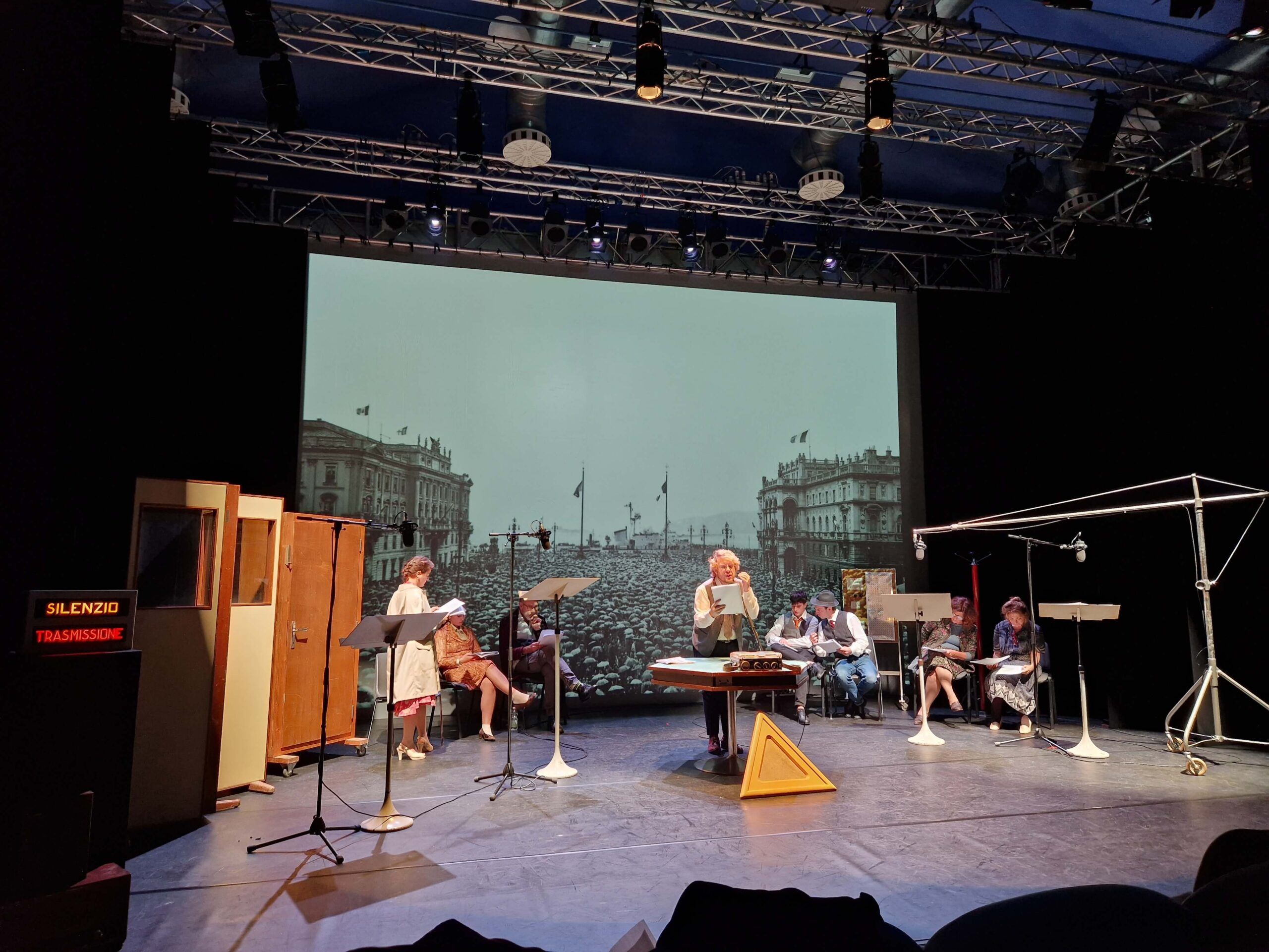 Foto di scena dello spettacolo Un mare di ombrelli, regia di Paolo Valerio