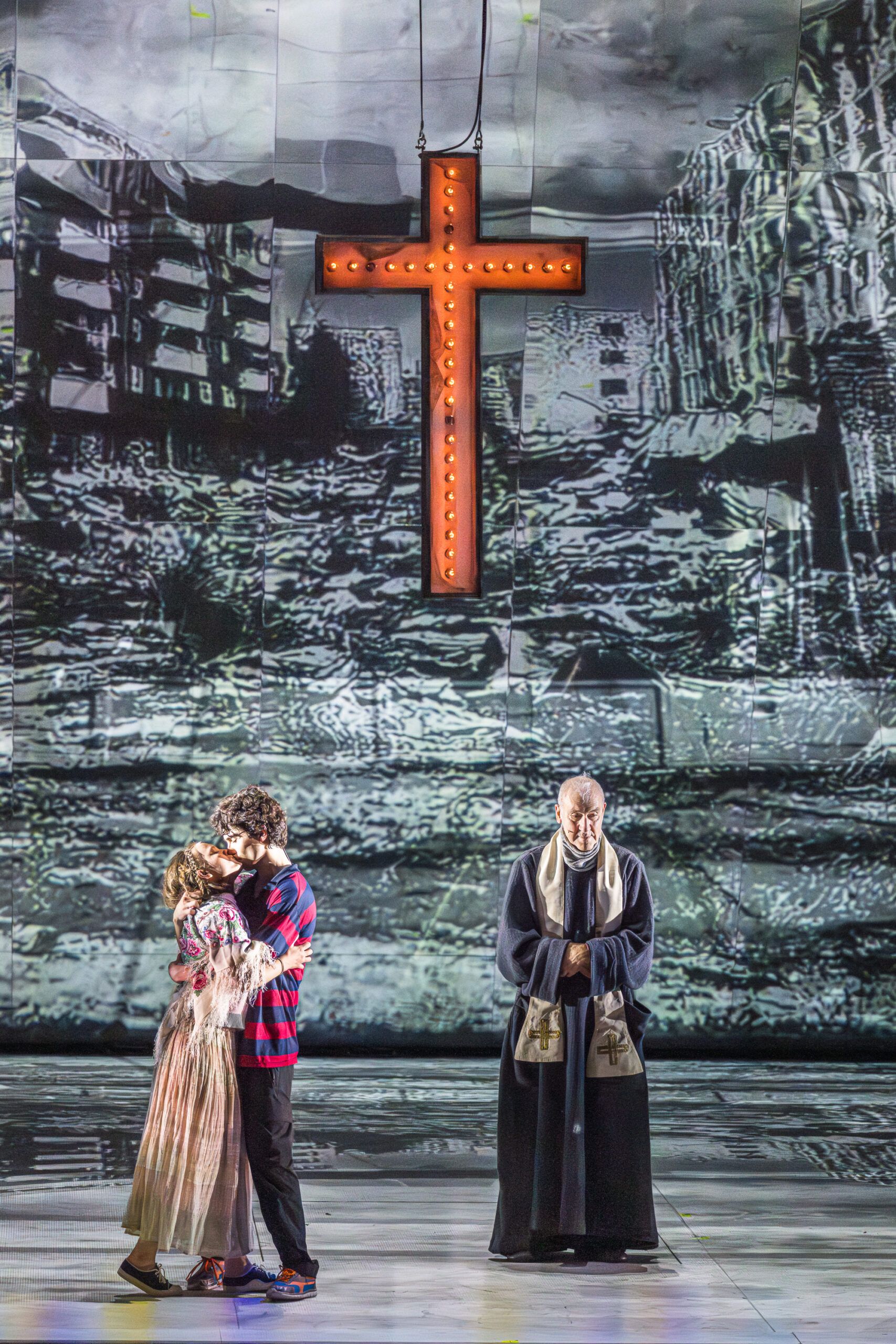 Foto di scena dello spettacolo Romeo e Giulietta di William Shakespeare, regia di Paolo Valerio