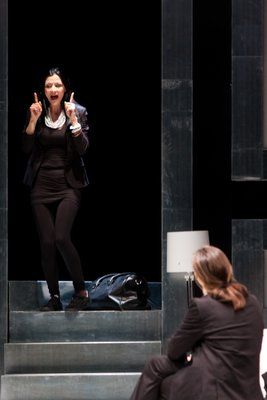 Foto di scena dello spettacolo Piccoli crimini coniugali, con Elena Giusti e Paolo Valerio