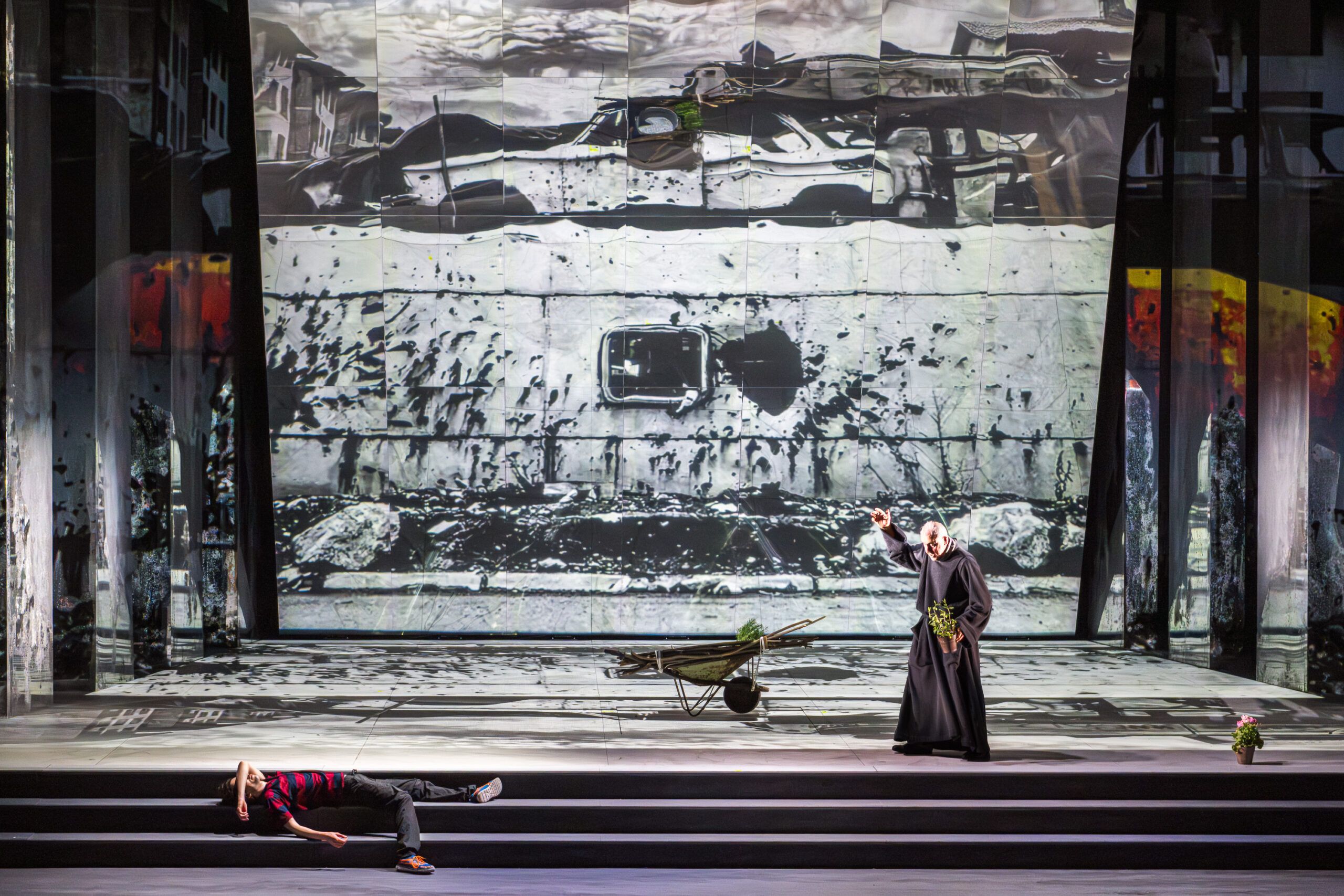 Foto di scena dello spettacolo Romeo e Giulietta di William Shakespeare, regia di Paolo Valerio