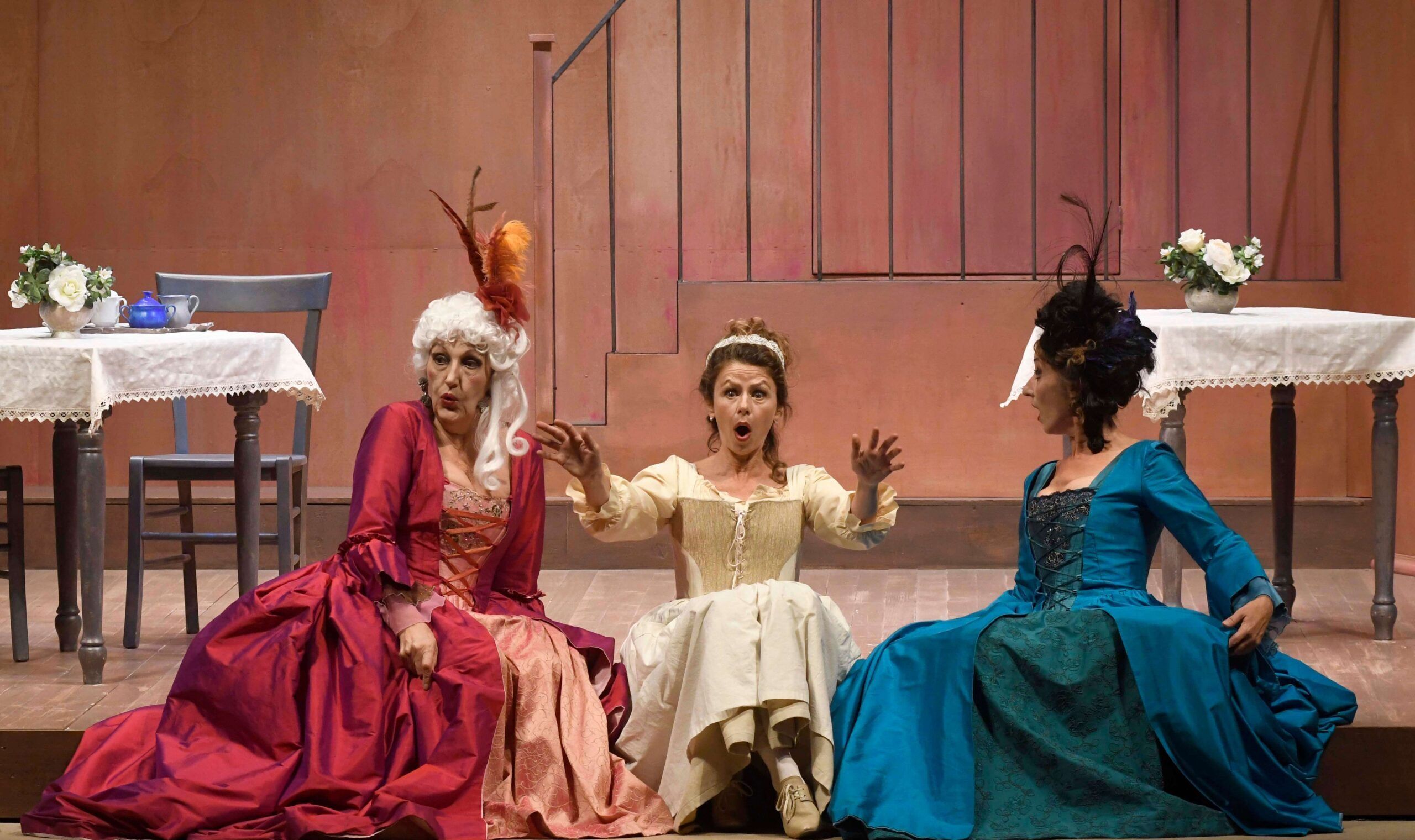 Foto di scena dello spettacolo La Locandiera di Carlo Goldoni, regia di Paolo Valerio