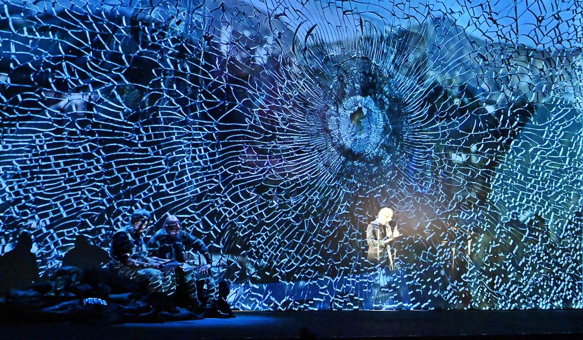 Foto di scena dello spettacolo Gli occhi della guerra, con Biloslavo, Micalessin, Francesco Migliaccio, regia di Paolo Valerio