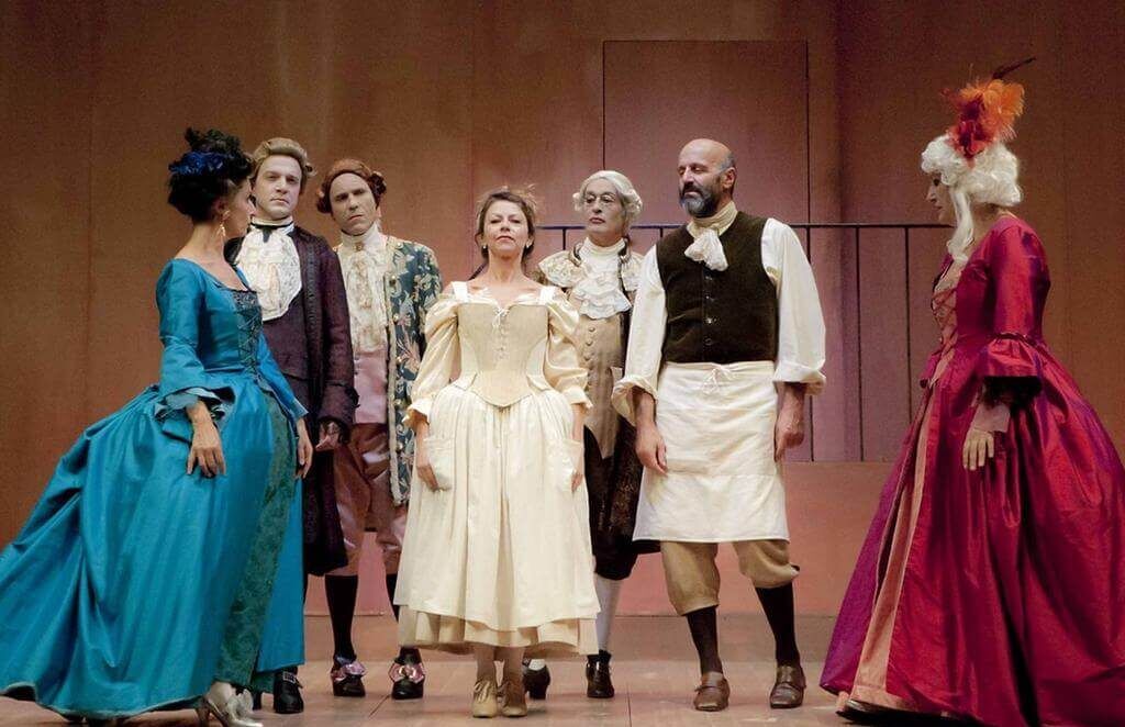 Foto di scena dello spettacolo La Locandiera di Carlo Goldoni, regia di Paolo Valerio