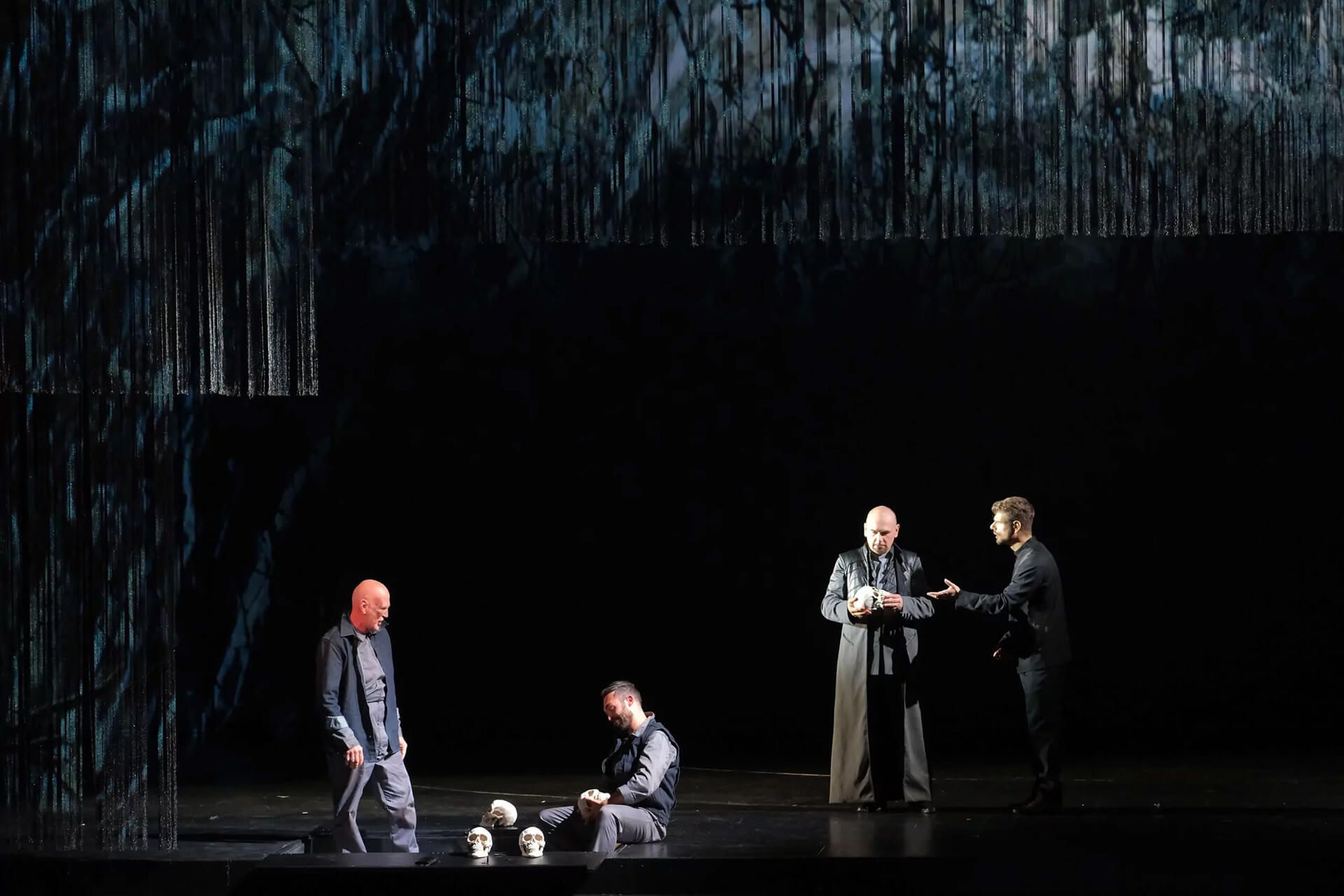 Foto di scena dell'opera Amleto diretto da Paolo Valerio