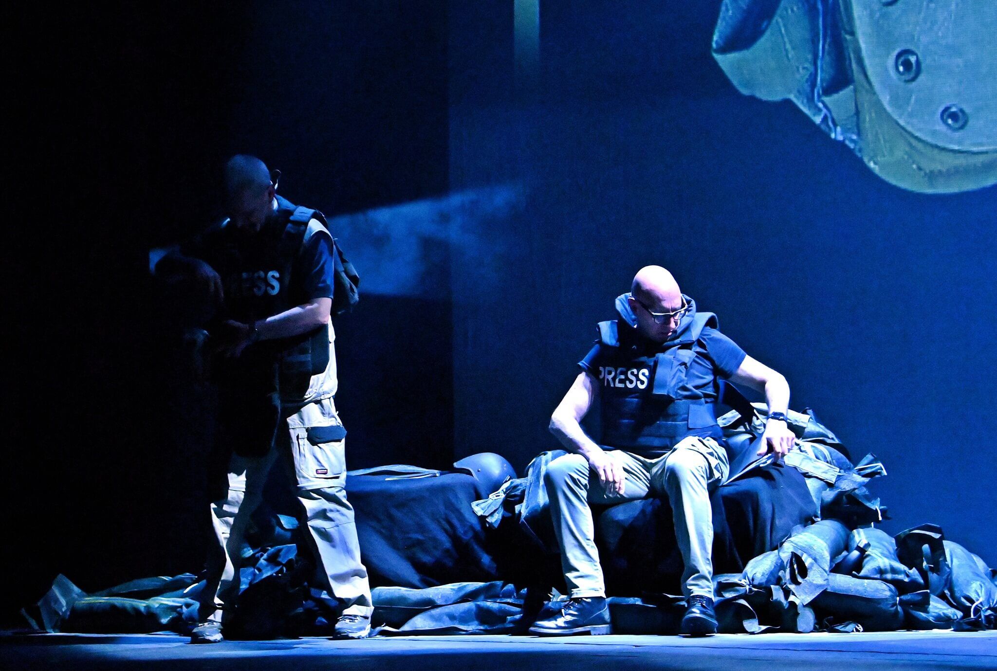 Foto di scena dello spettacolo Gli occhi della guerra, con Biloslavo, Micalessin, Francesco Migliaccio, regia di Paolo Valerio