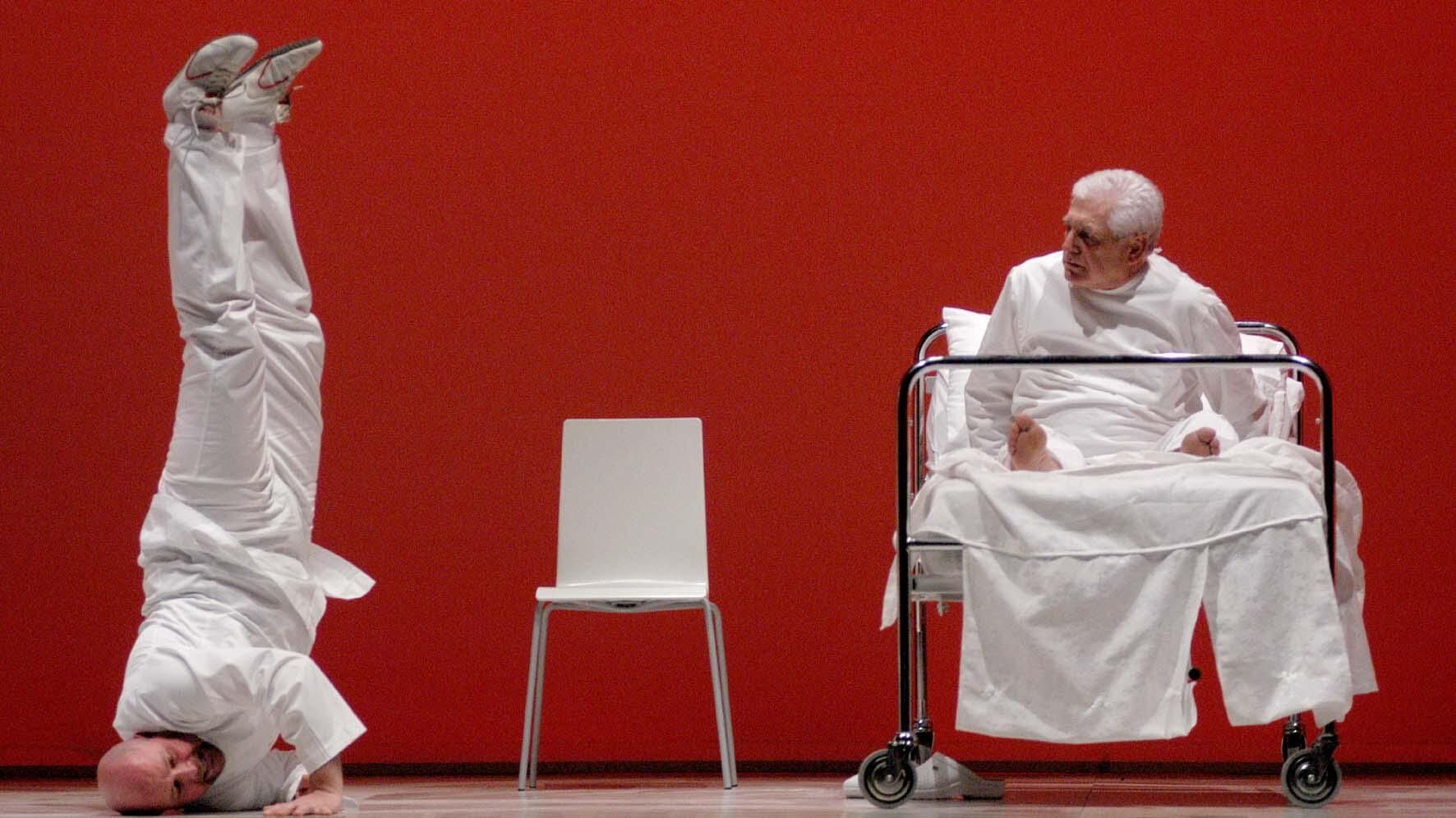Foto di scena dello spettacolo Sette Piani da Dino Buzzati, regia di Paolo Valerio