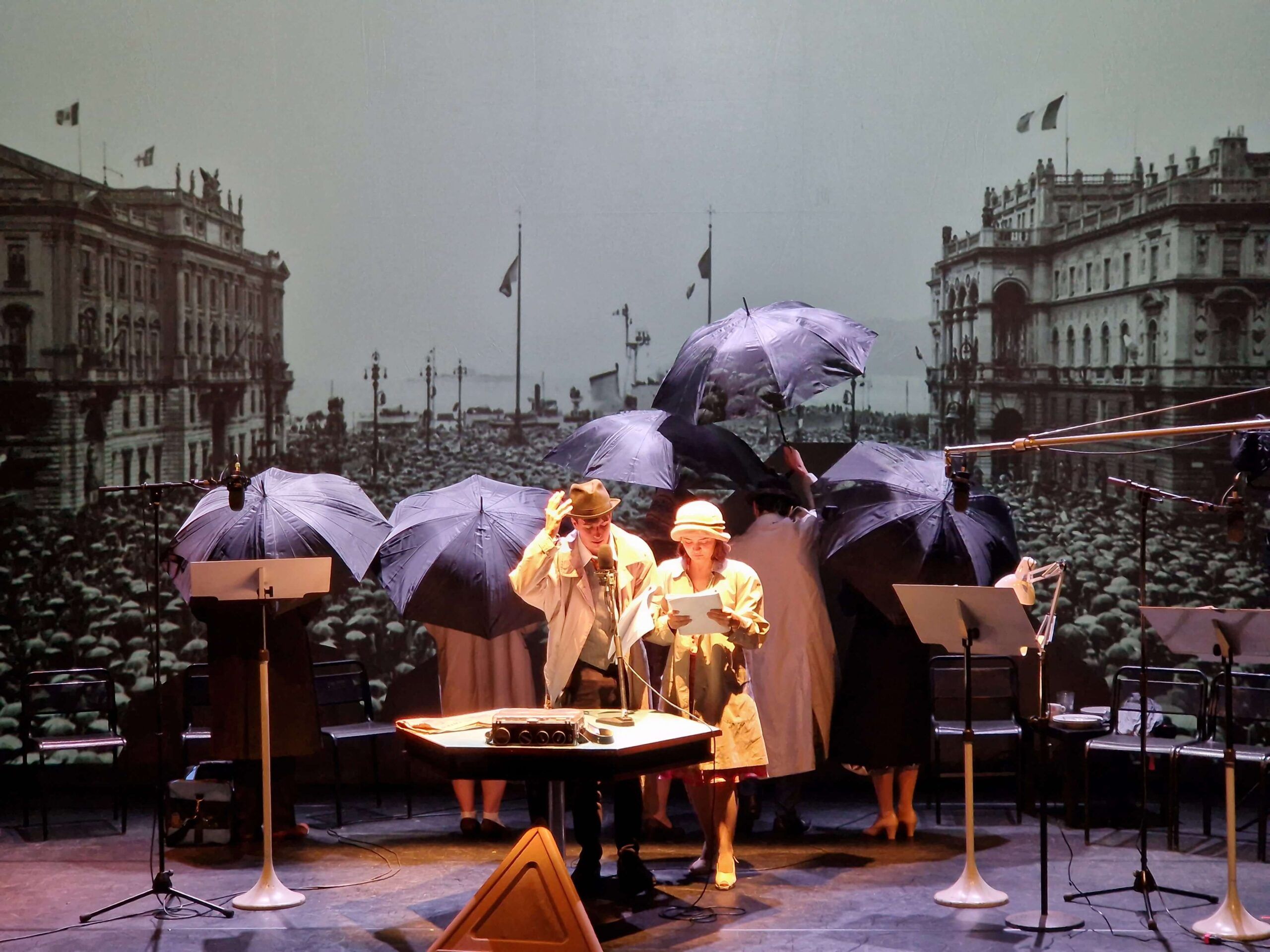 Foto di scena dello spettacolo Un mare di ombrelli, regia di Paolo Valerio