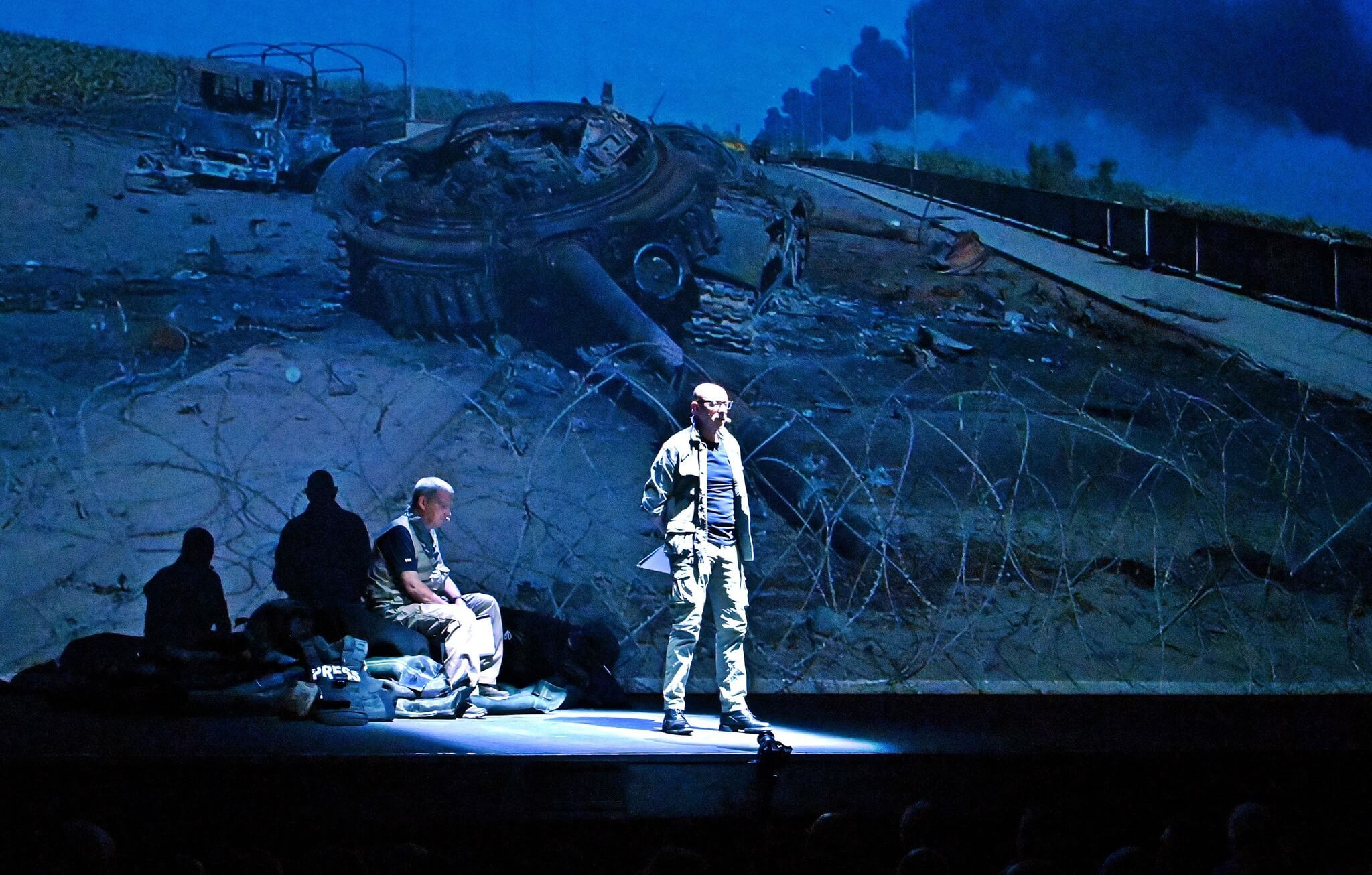 Foto di scena dello spettacolo Gli occhi della guerra, con Biloslavo, Micalessin, Francesco Migliaccio, regia di Paolo Valerio