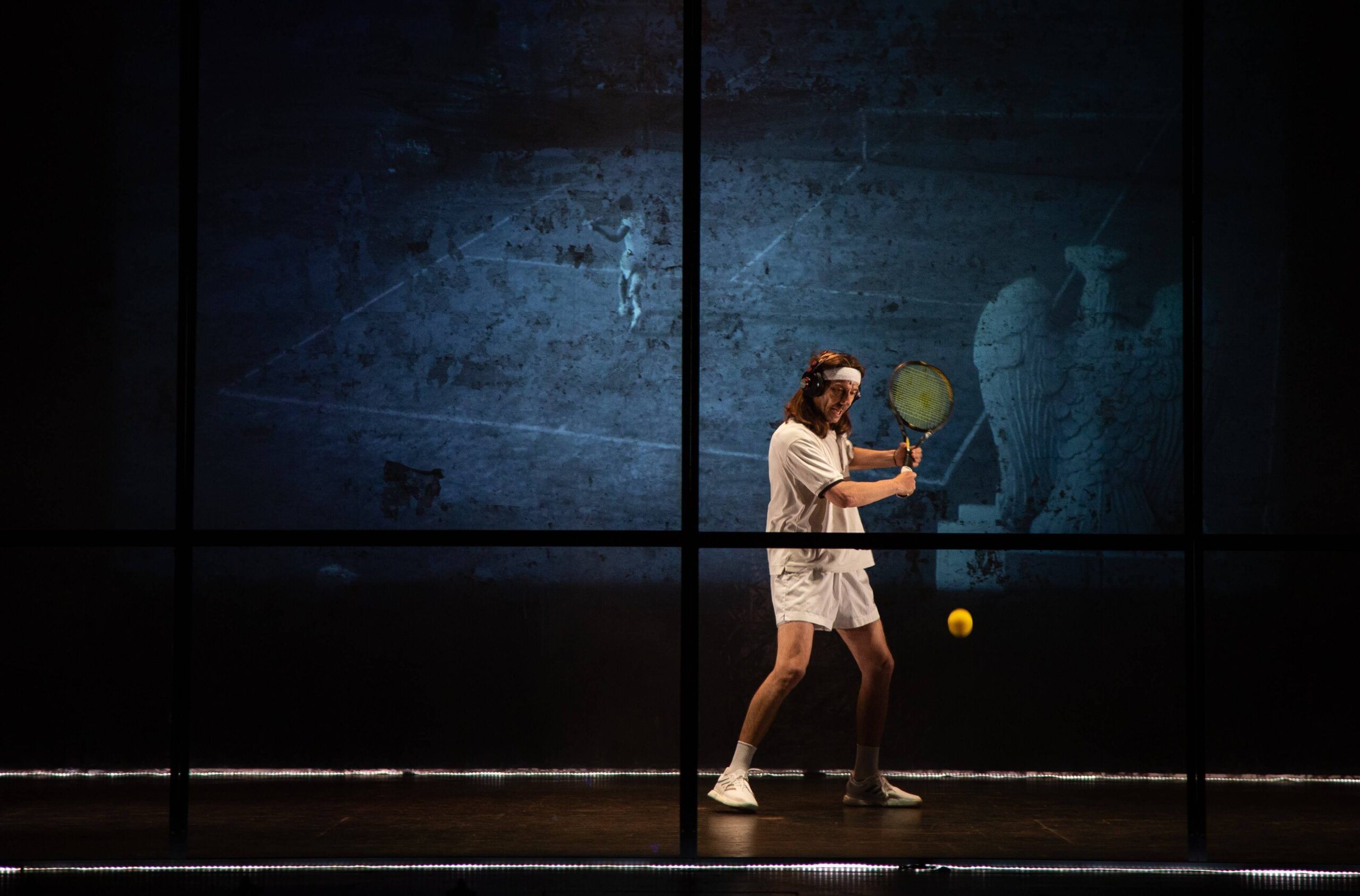 Foto di scena dello spettacolo Il Muro Trasparente, Delirio di un tennista sentimentale, con Paolo Valerio, Regia di Paolo Valerio