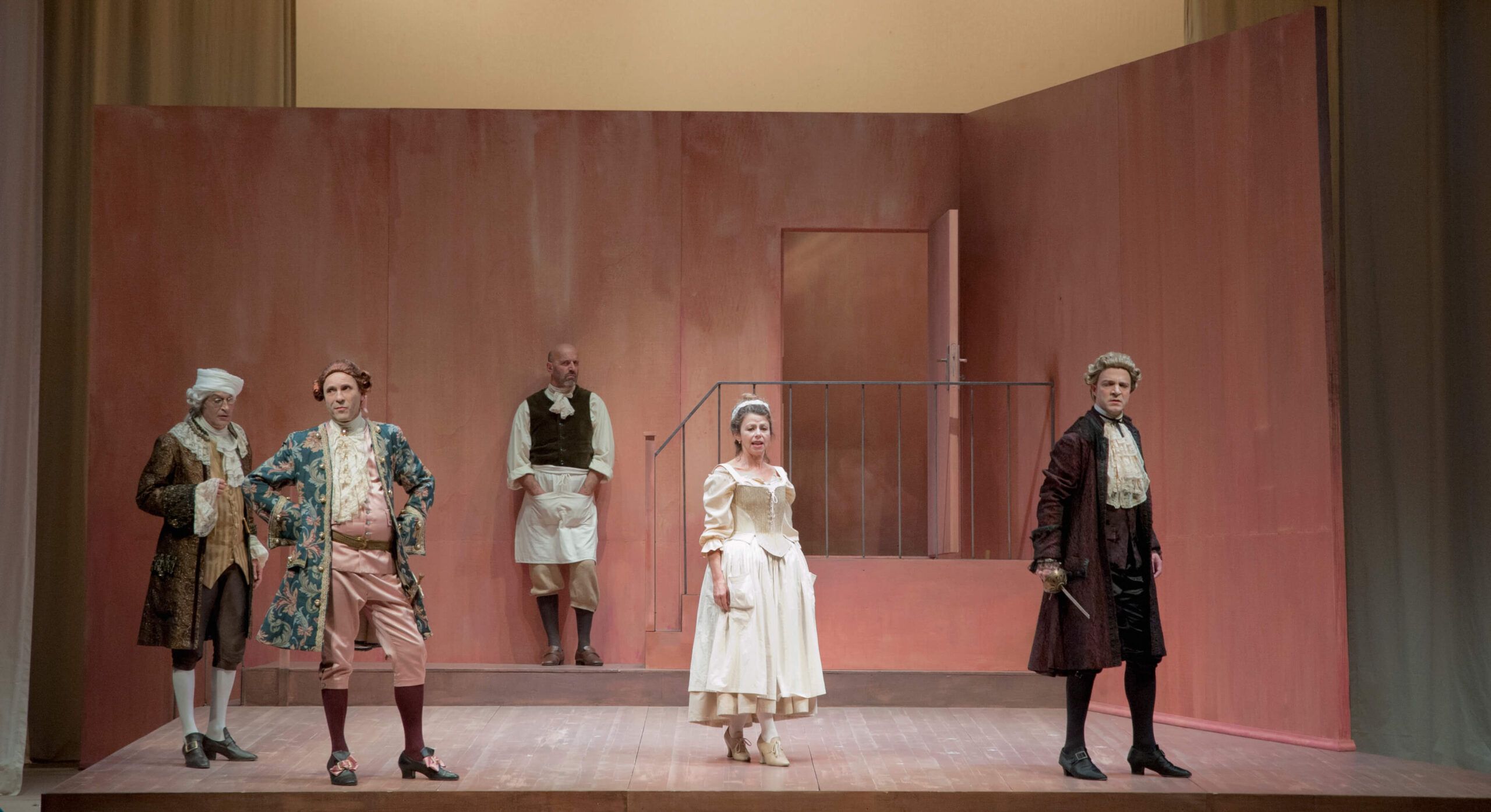 Foto di scena dello spettacolo La Locandiera di Carlo Goldoni, regia di Paolo Valerio