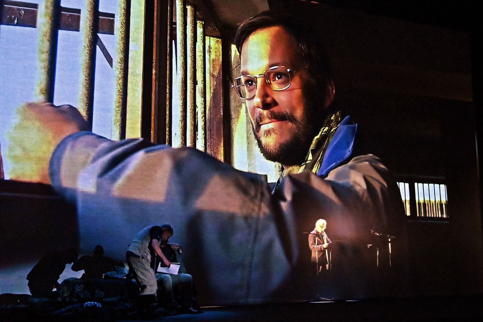 Foto di scena dello spettacolo Gli occhi della guerra, con Biloslavo, Micalessin, Francesco Migliaccio, regia di Paolo Valerio