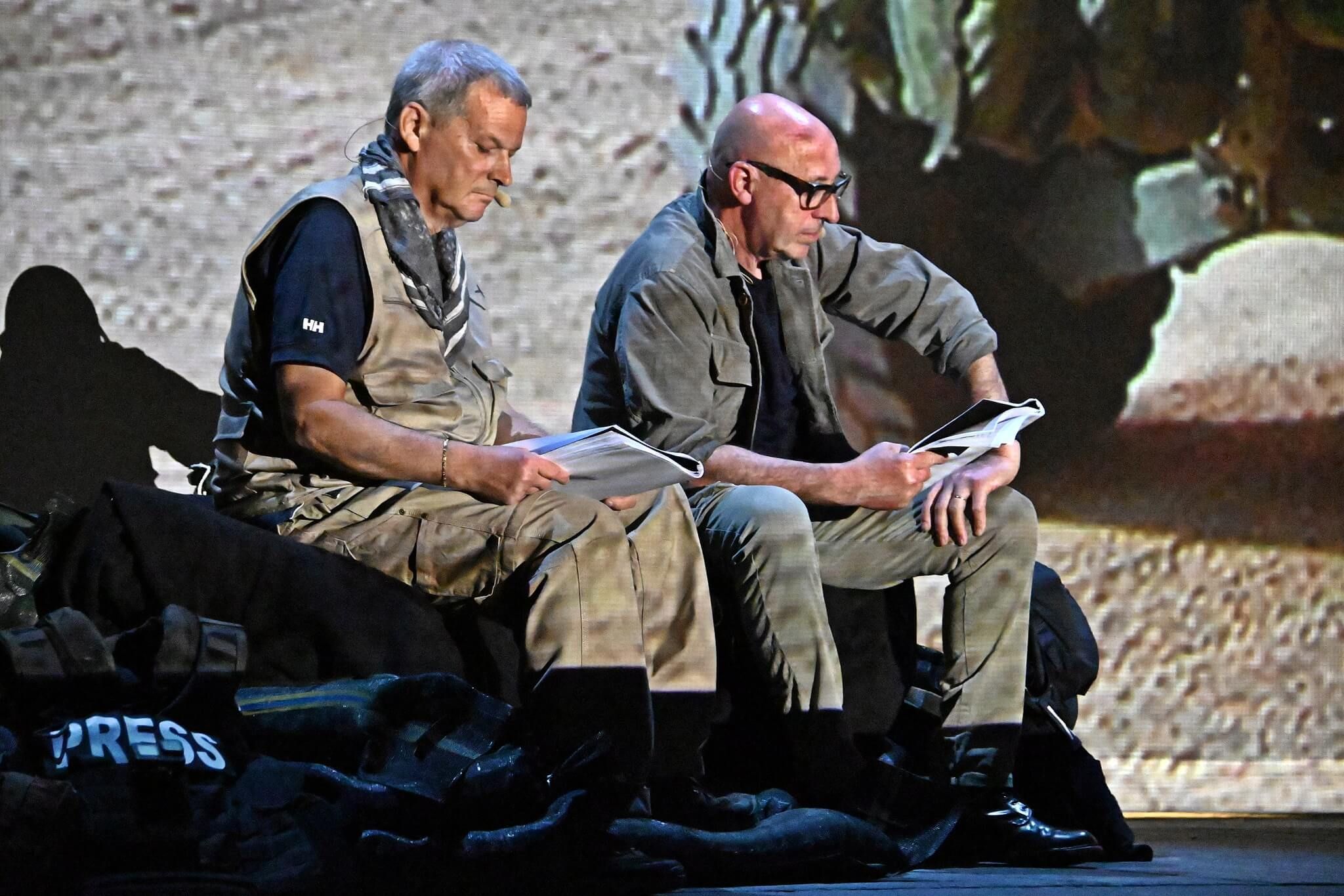 Foto di scena dello spettacolo Gli occhi della guerra, con Biloslavo, Micalessin, Francesco Migliaccio, regia di Paolo Valerio