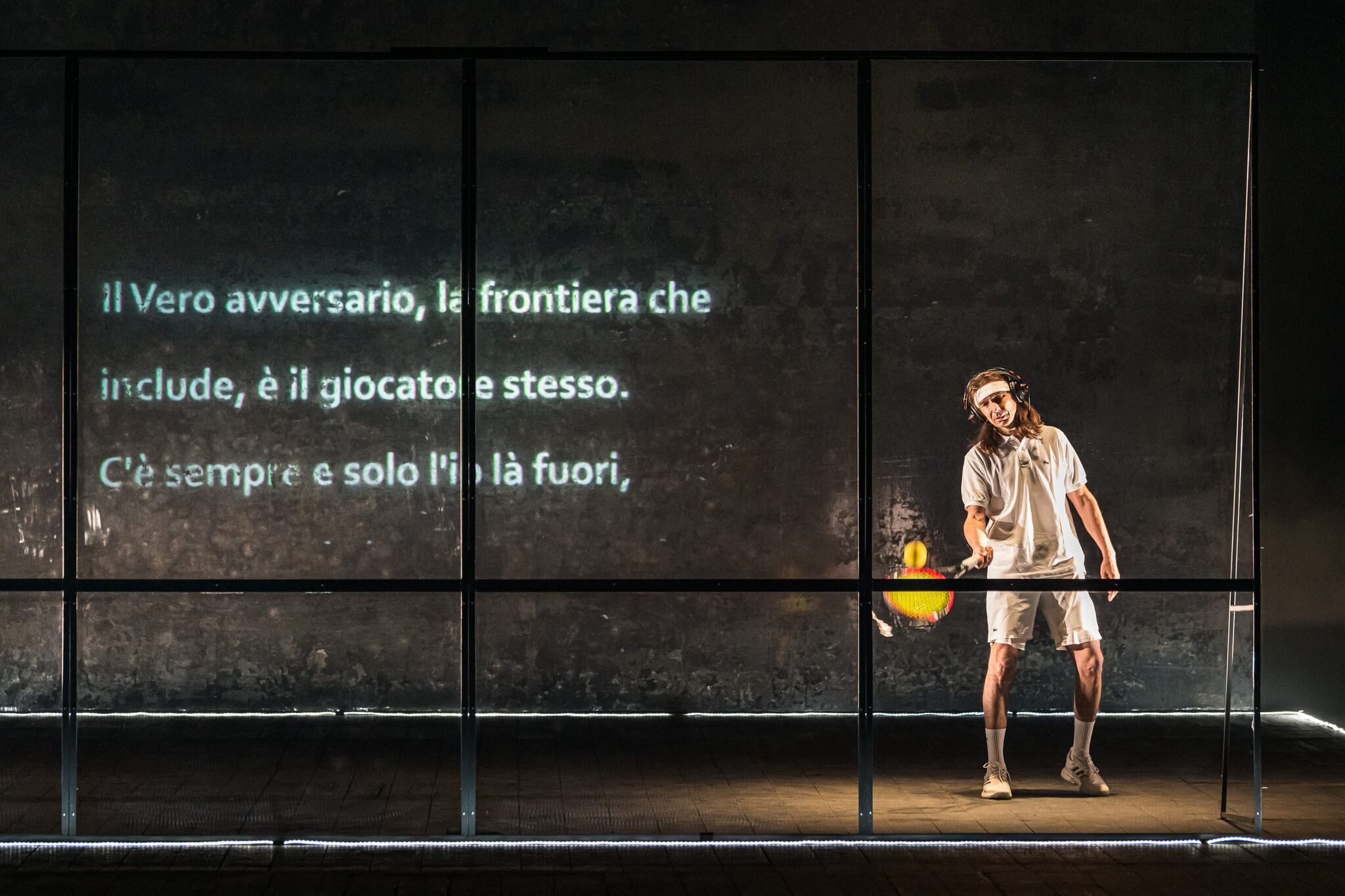 Foto di scena dello spettacolo Il Muro Trasparente, Delirio di un tennista sentimentale, con Paolo Valerio, Regia di Paolo Valerio