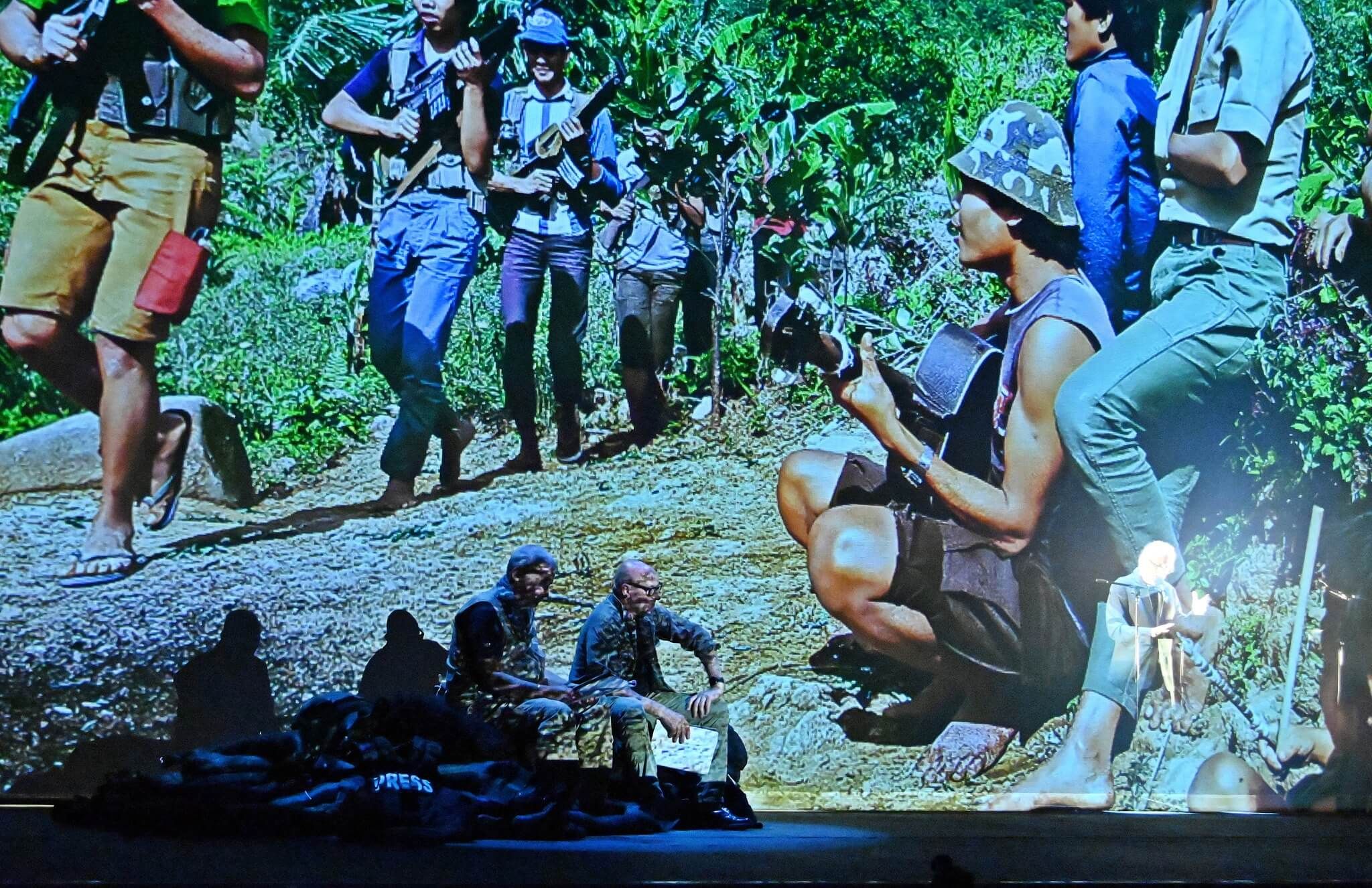 Foto di scena dello spettacolo Gli occhi della guerra, con Biloslavo, Micalessin, Francesco Migliaccio, regia di Paolo Valerio