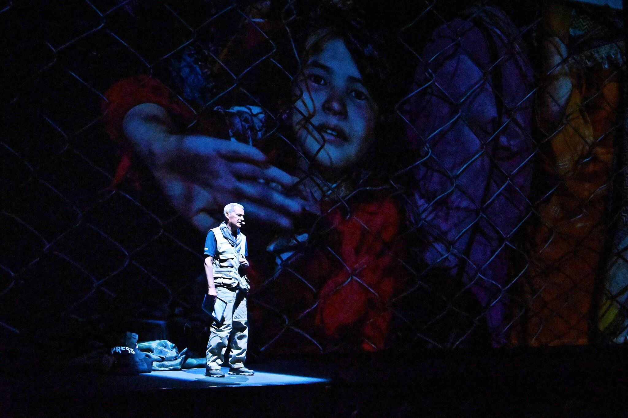 Foto di scena dello spettacolo Gli occhi della guerra, con Biloslavo, Micalessin, Francesco Migliaccio, regia di Paolo Valerio