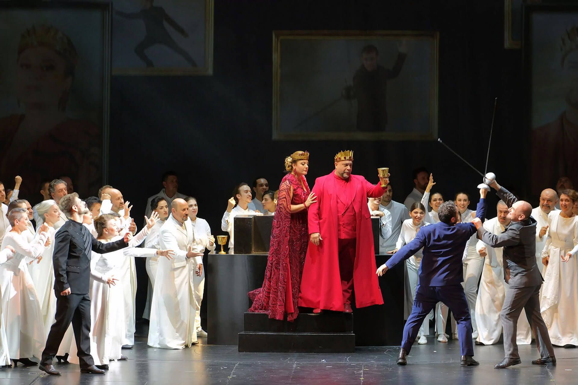 Foto di scena dell'opera Amleto diretto da Paolo Valerio