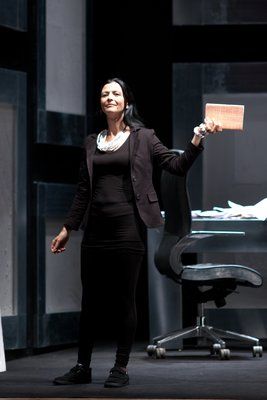 Foto di scena dello spettacolo Piccoli crimini coniugali, con Elena Giusti e Paolo Valerio