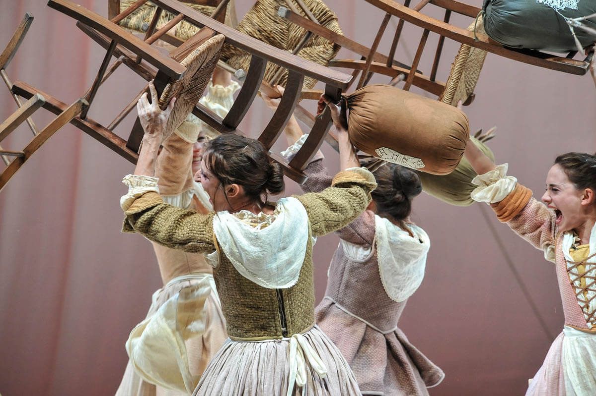 Foto di scena dello spettacolo Le baruffe chiozzotte di Carlo Goldoni, regia di Paolo Valerio