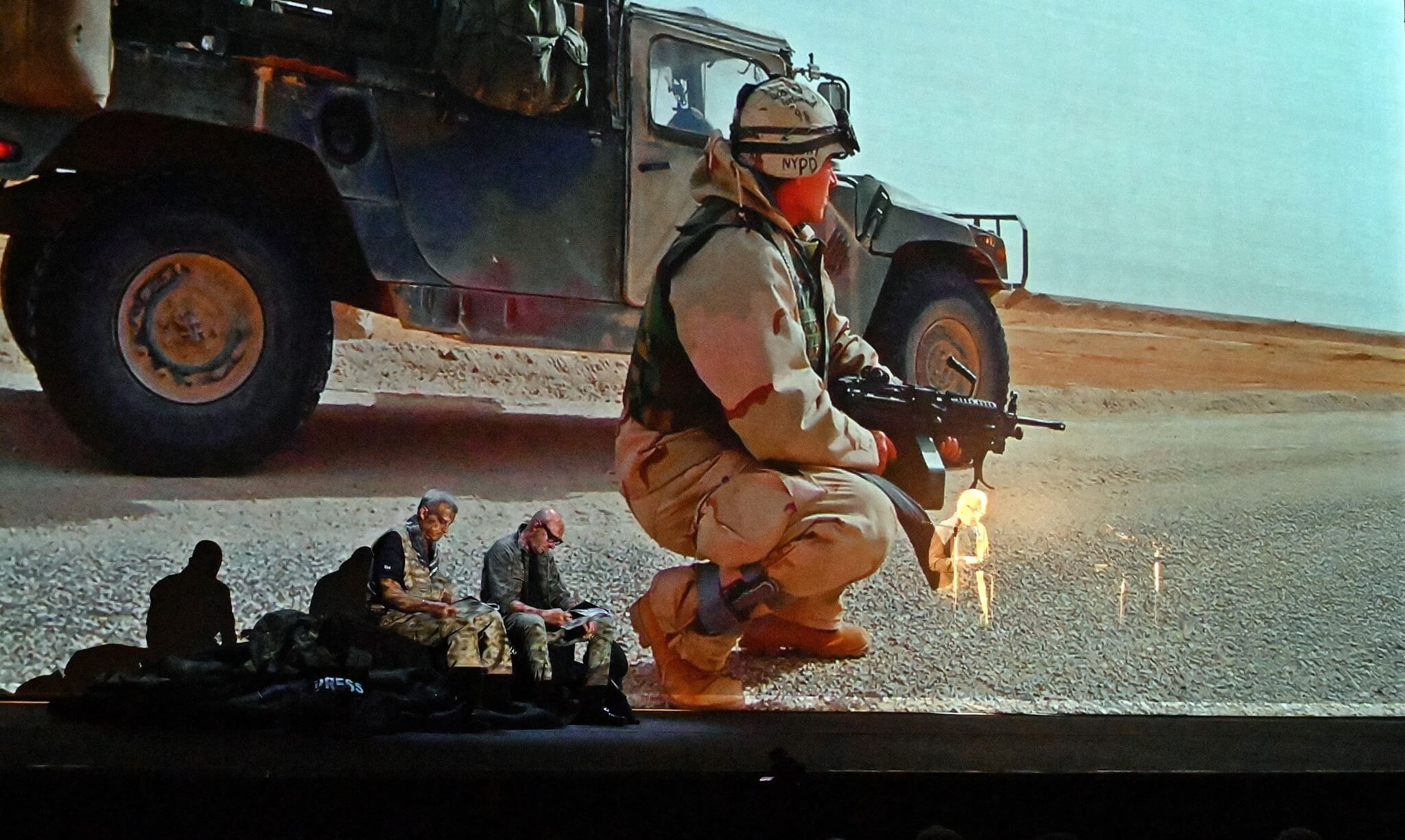 Foto di scena dello spettacolo Gli occhi della guerra, con Biloslavo, Micalessin, Francesco Migliaccio, regia di Paolo Valerio