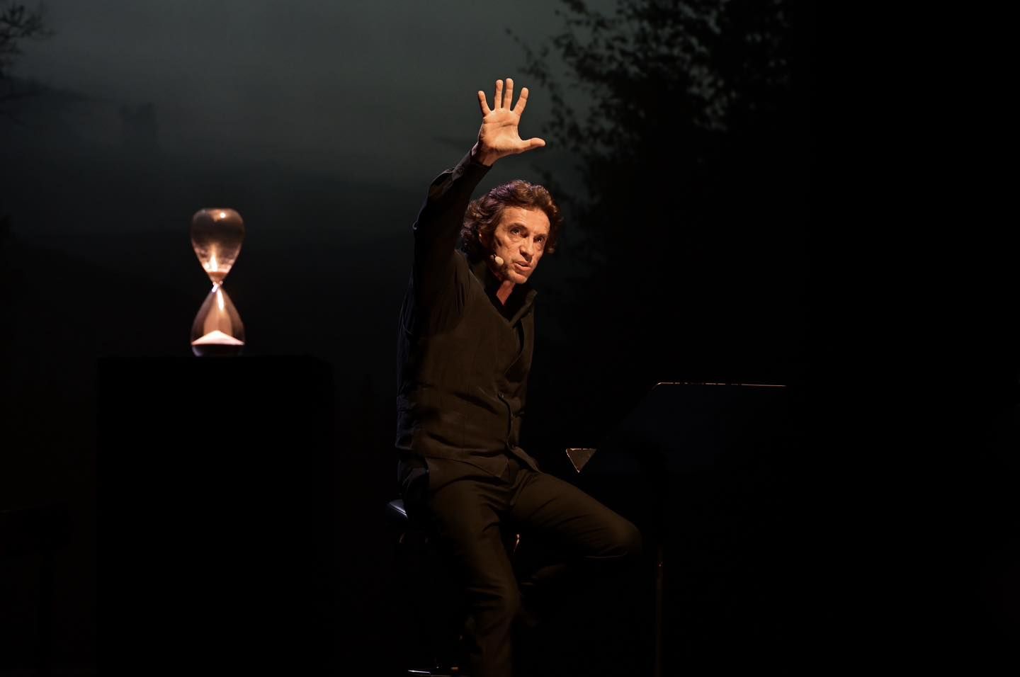 Fotografia di scena dello spettacolo Il vetro della Clessidra, tratto da Claudio Magris, con Alessio Boni, diretto da Paolo Valerio