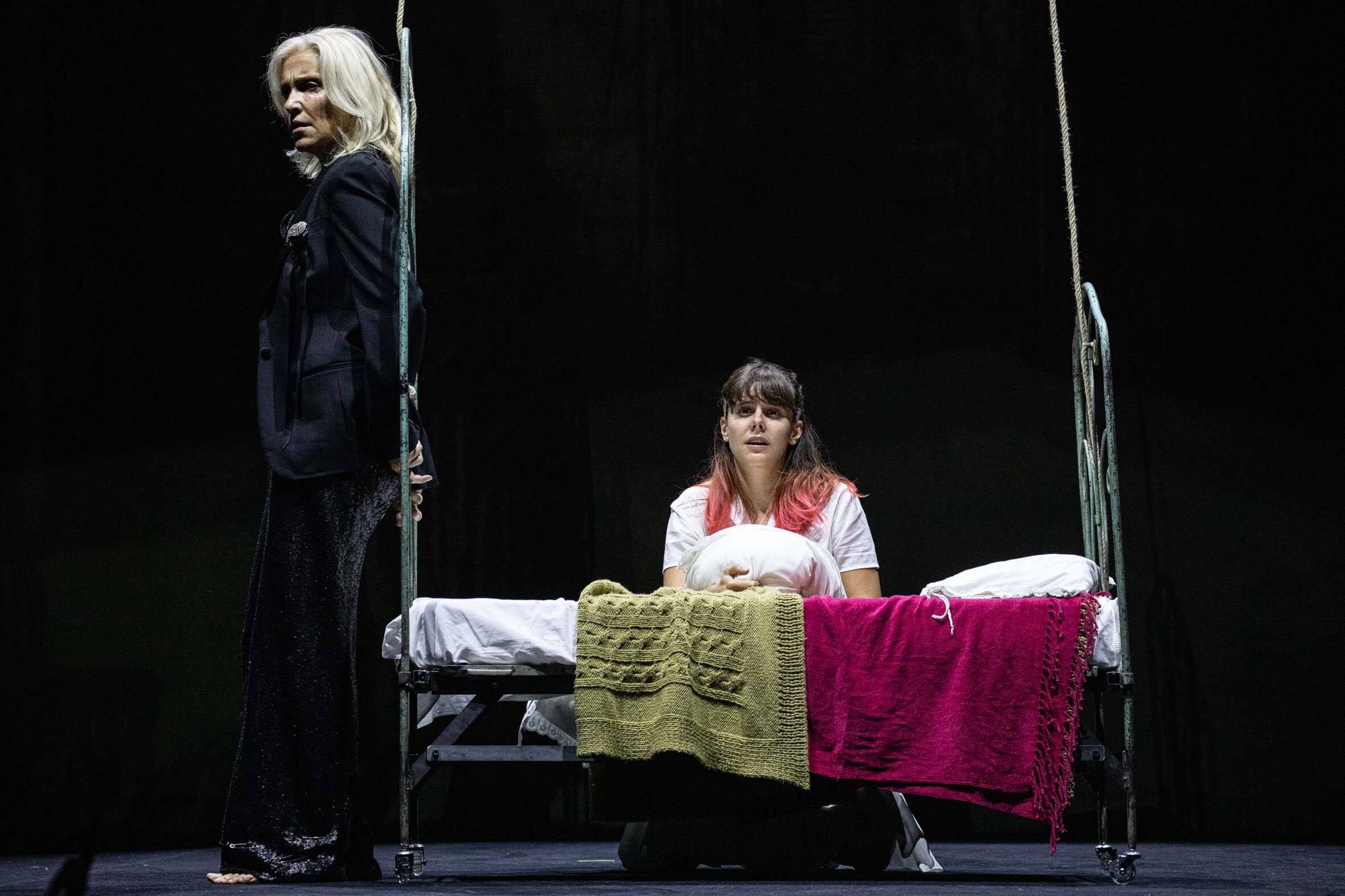 Foto di scena dello spettacolo Jezabel, tratto da Iréne Nèmirovsky, regia di Paolo Valerio