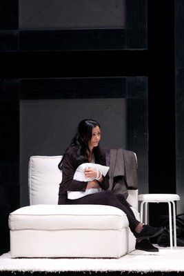 Foto di scena dello spettacolo Piccoli crimini coniugali, con Elena Giusti e Paolo Valerio