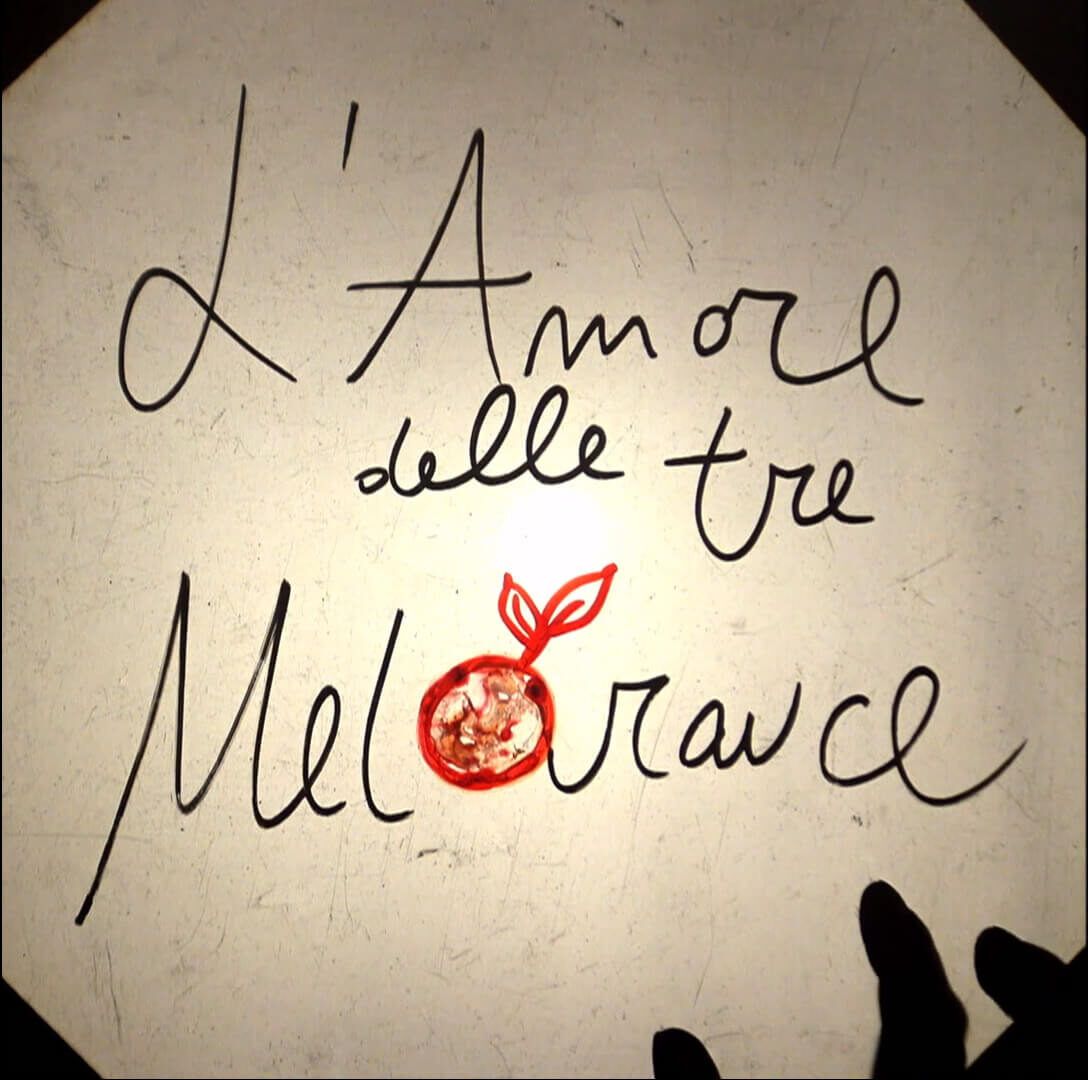 Foto di scena dello spettacolo L'amore delle tre melarance, tratto da Carlo Gozzi, regia e voce recitante di Paolo Valerio.